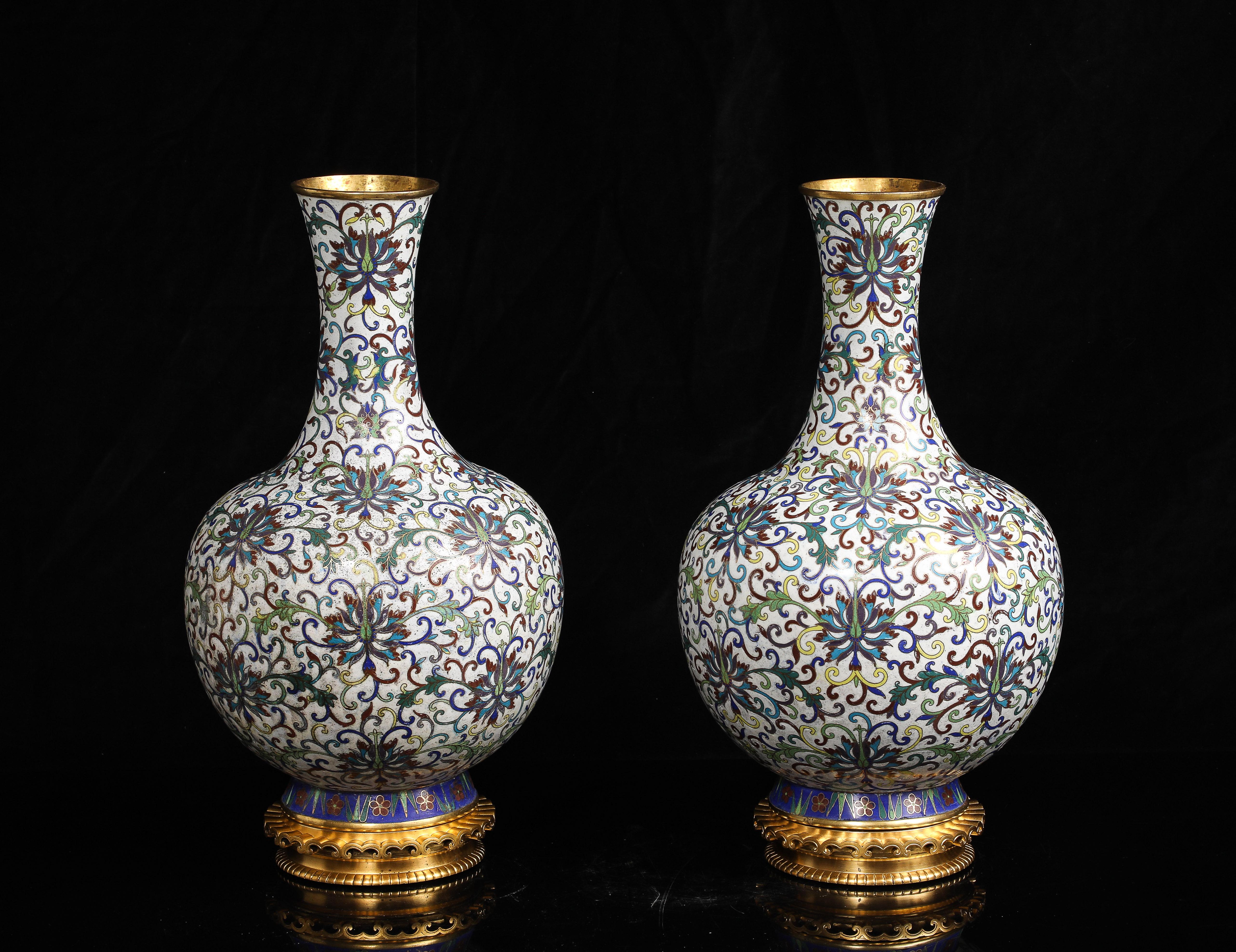 Luigi XVI Coppia di vasi di crisantemi cinesi in smalto cloisonne con montatura in ormù in vendita