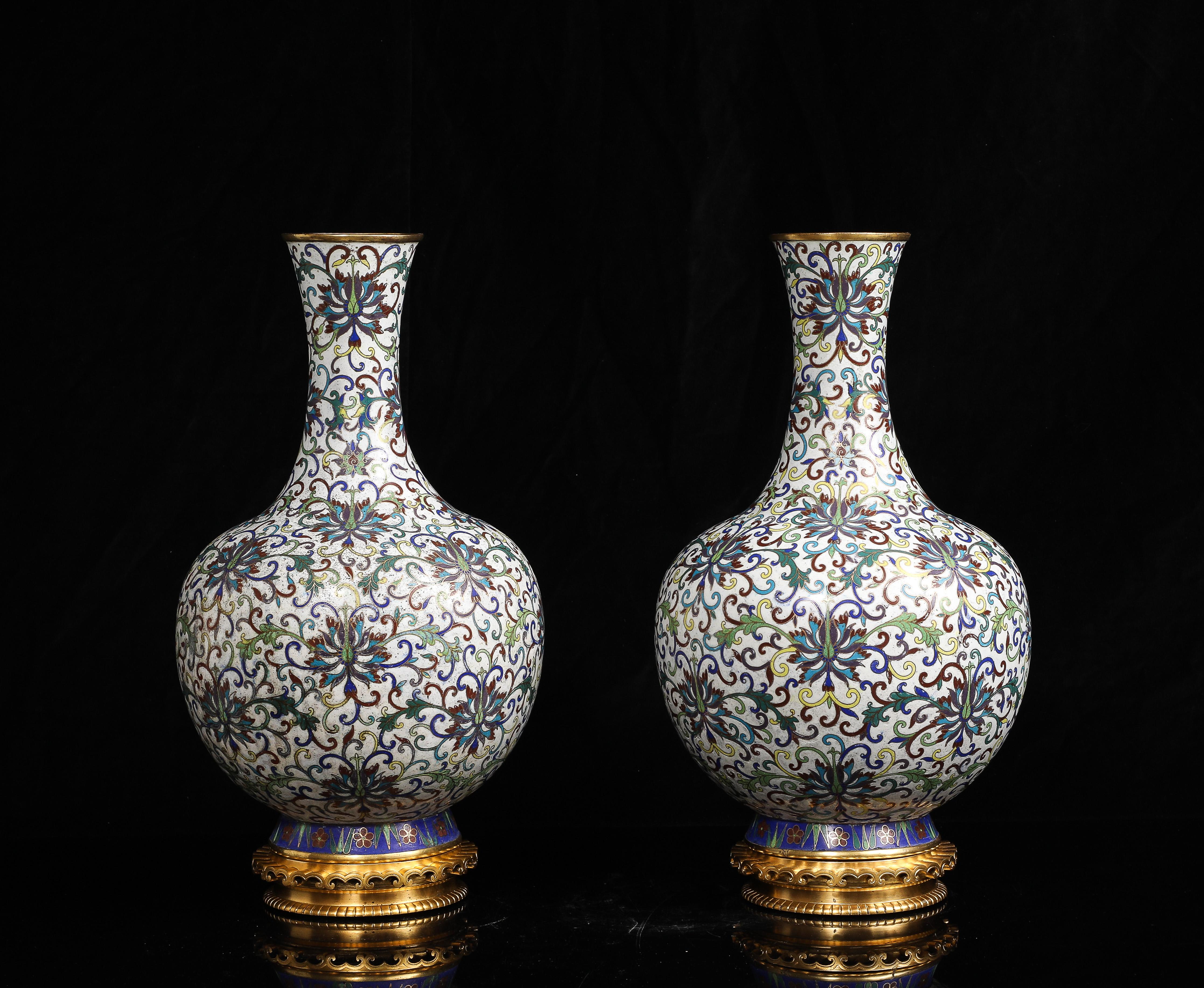 Francese Coppia di vasi di crisantemi cinesi in smalto cloisonne con montatura in ormù in vendita