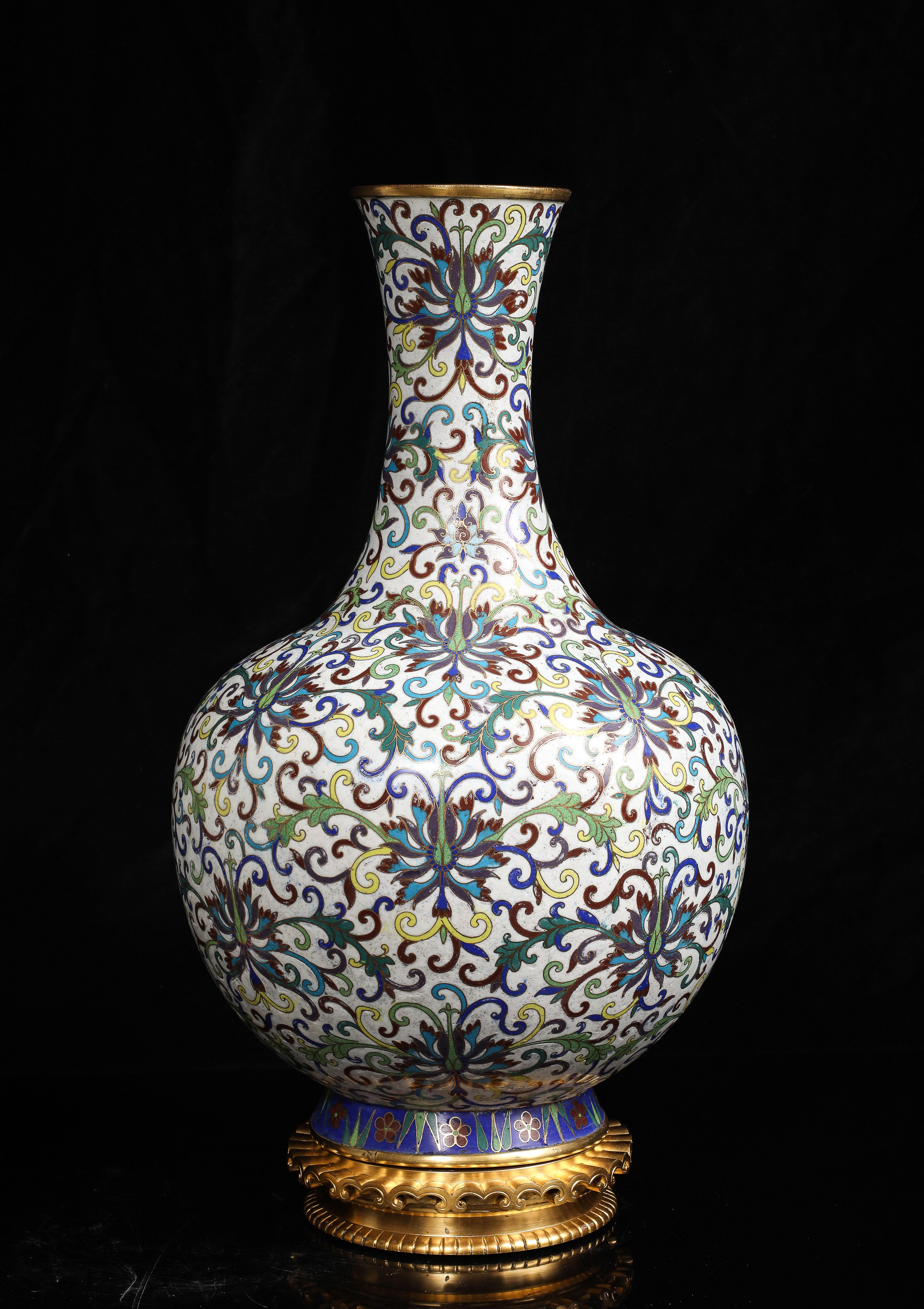 Smaltato Coppia di vasi di crisantemi cinesi in smalto cloisonne con montatura in ormù in vendita