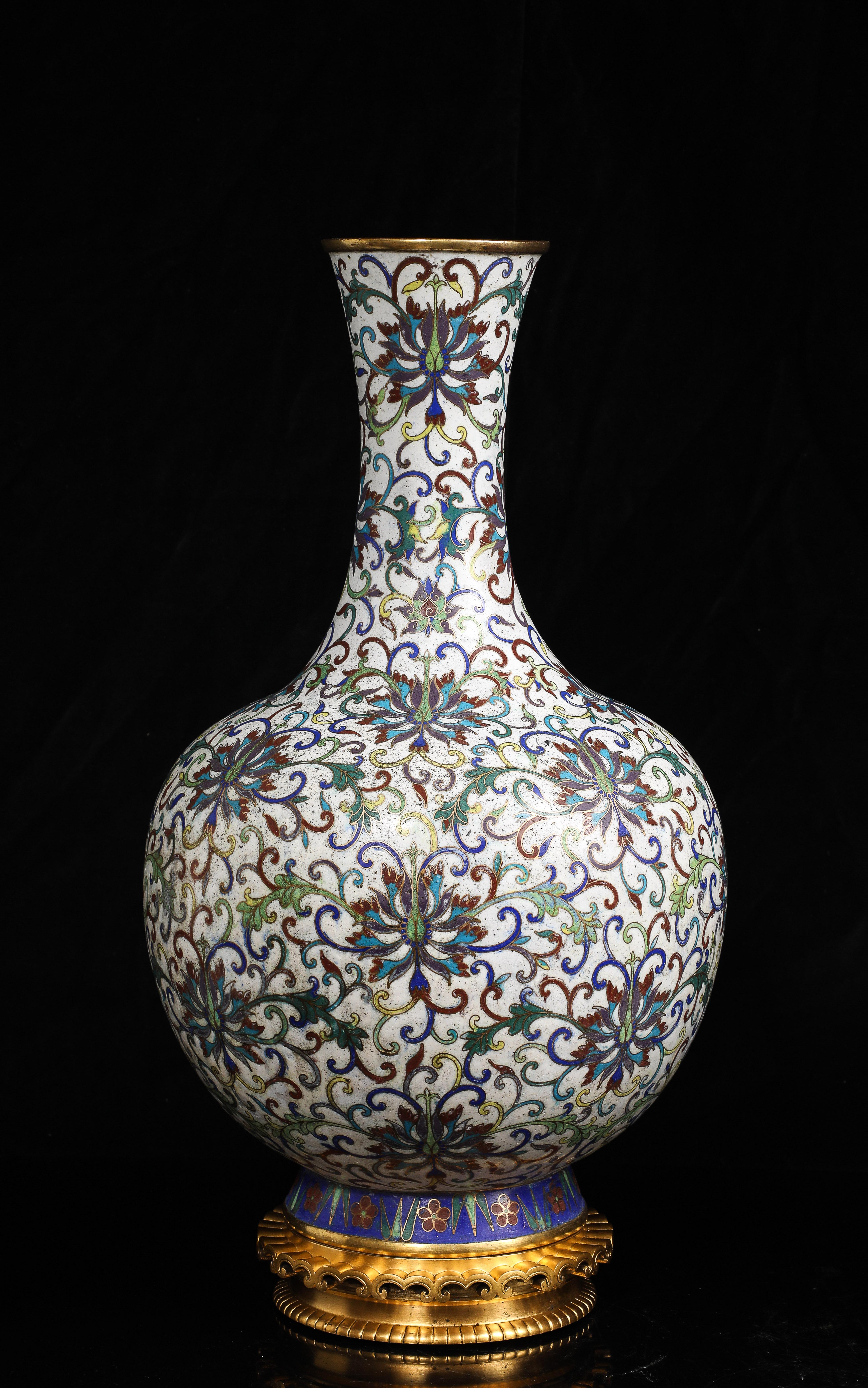 Coppia di vasi di crisantemi cinesi in smalto cloisonne con montatura in ormù In condizioni buone in vendita a New York, NY