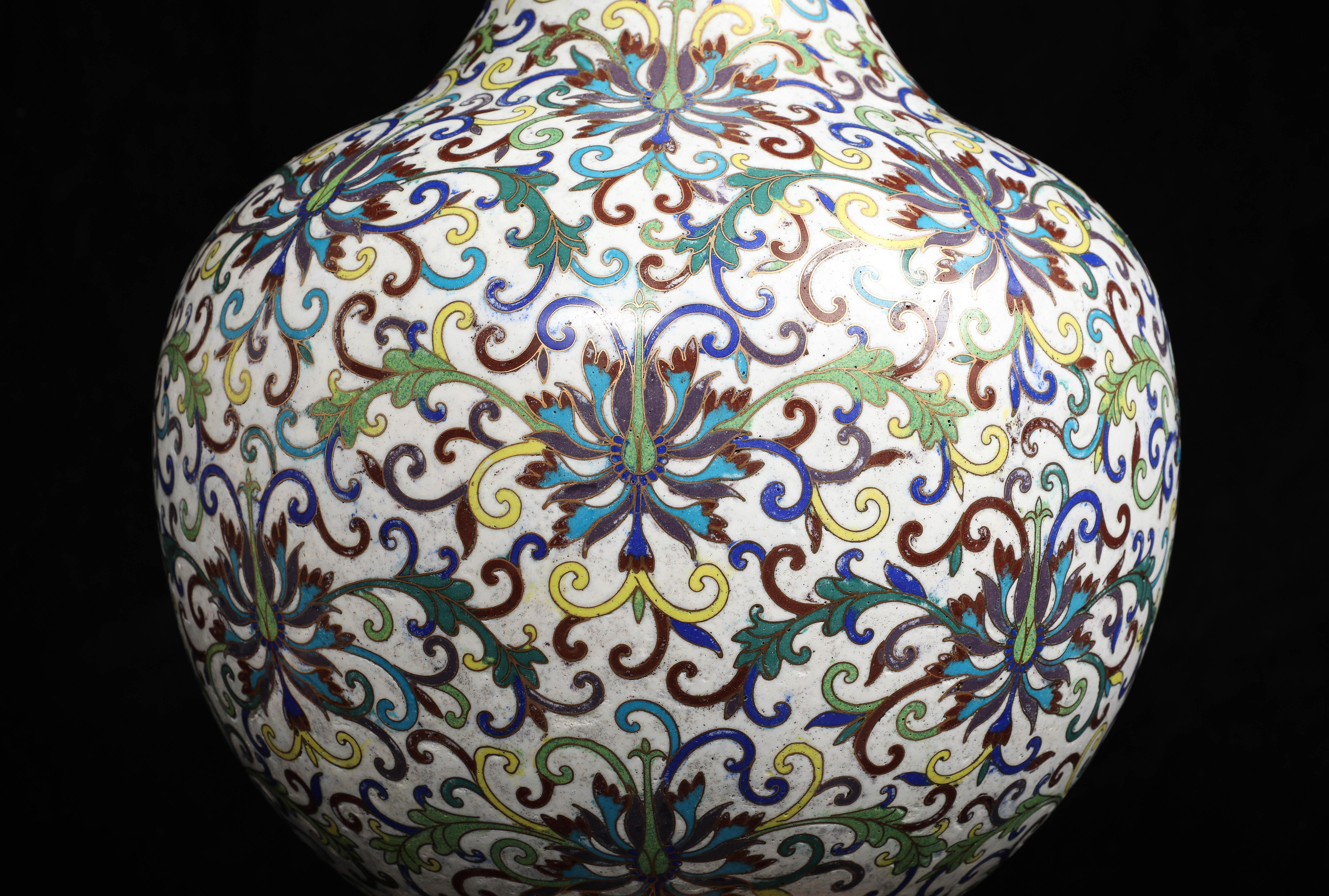 Metà XIX secolo Coppia di vasi di crisantemi cinesi in smalto cloisonne con montatura in ormù in vendita