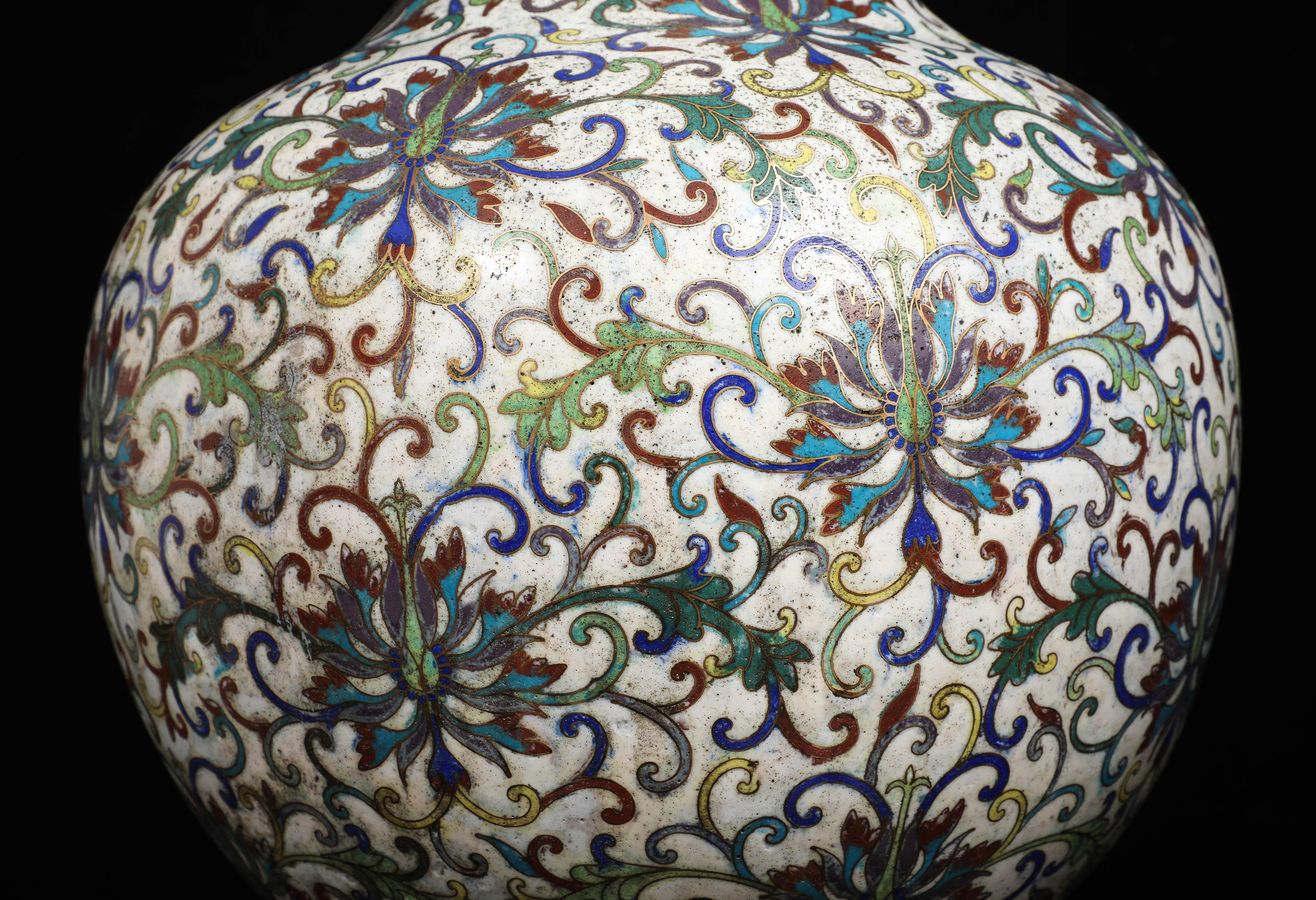 Smalto Coppia di vasi di crisantemi cinesi in smalto cloisonne con montatura in ormù in vendita