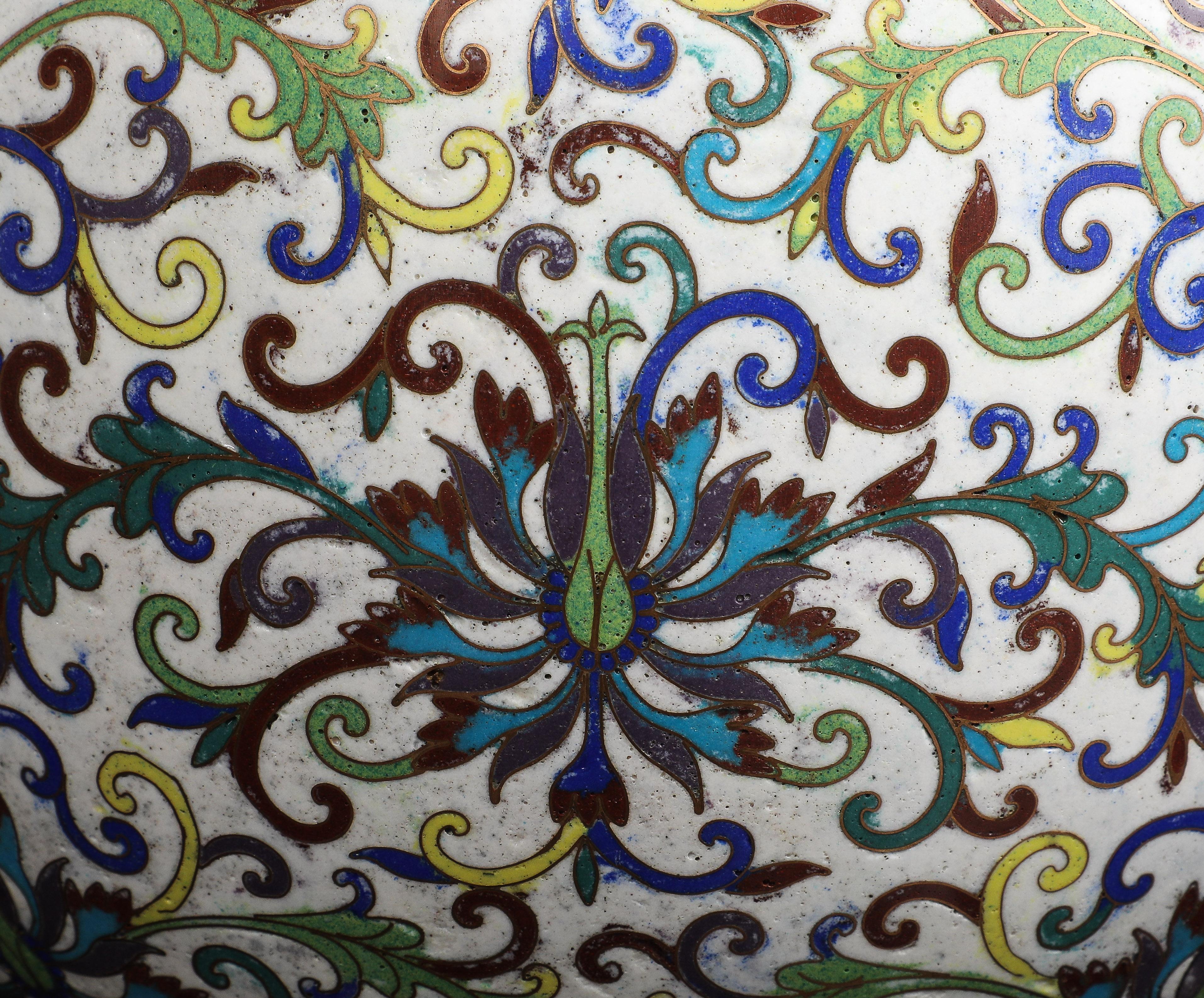 Coppia di vasi di crisantemi cinesi in smalto cloisonne con montatura in ormù in vendita 1