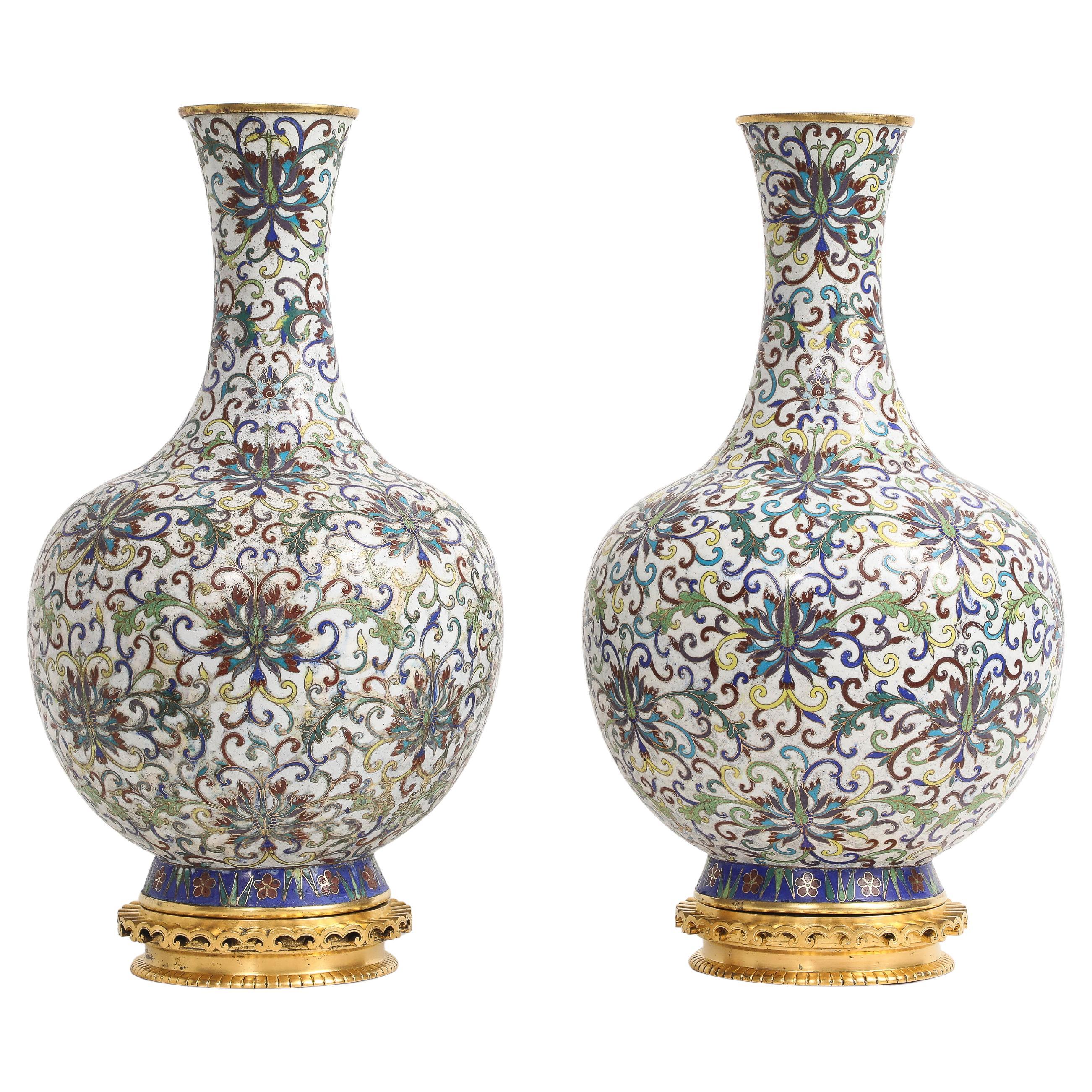 Coppia di vasi di crisantemi cinesi in smalto cloisonne con montatura in ormù in vendita