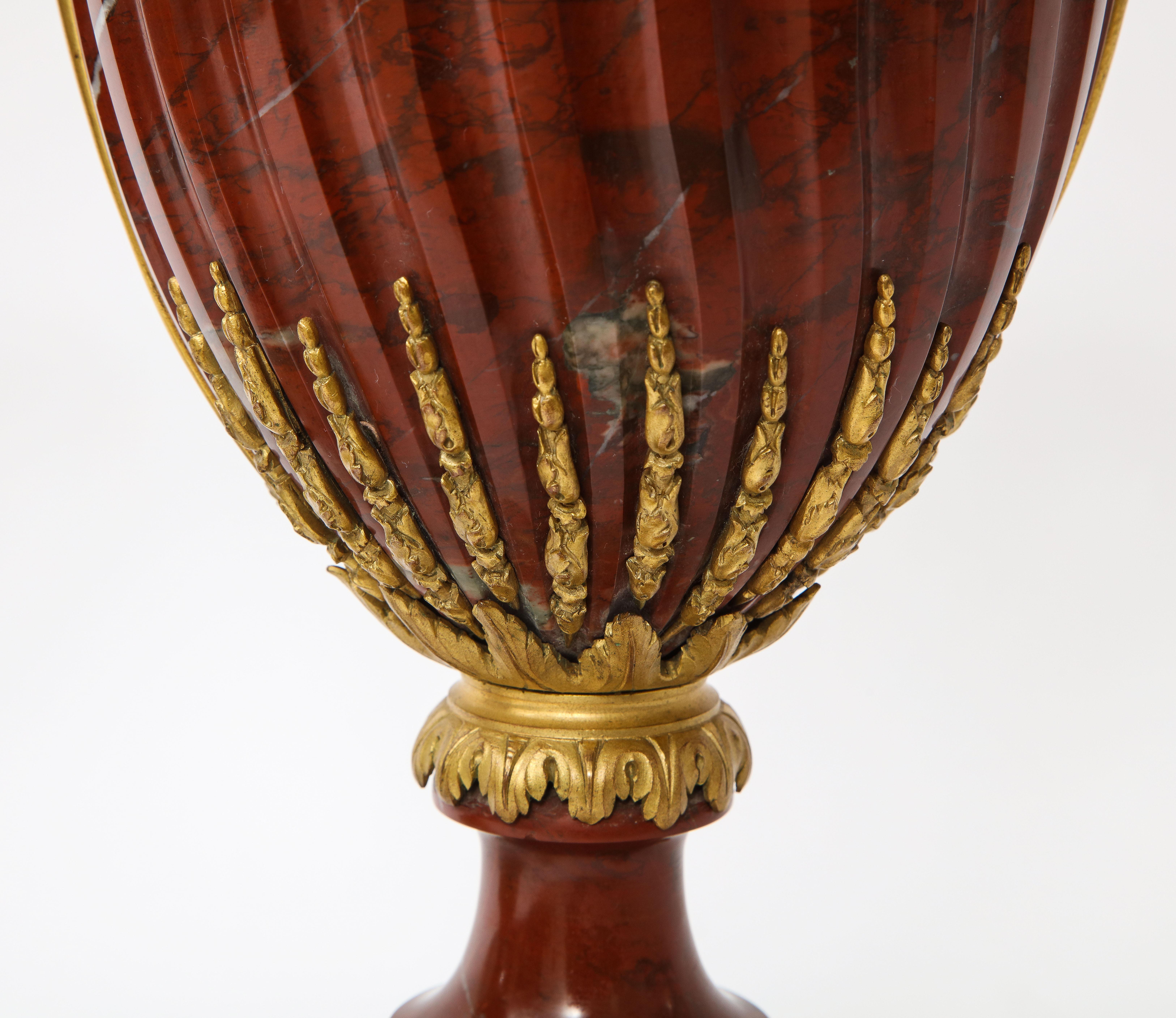 Paire de vases couverts de marbre rouge montés en bronze doré, signés Maison Boudet en vente 4