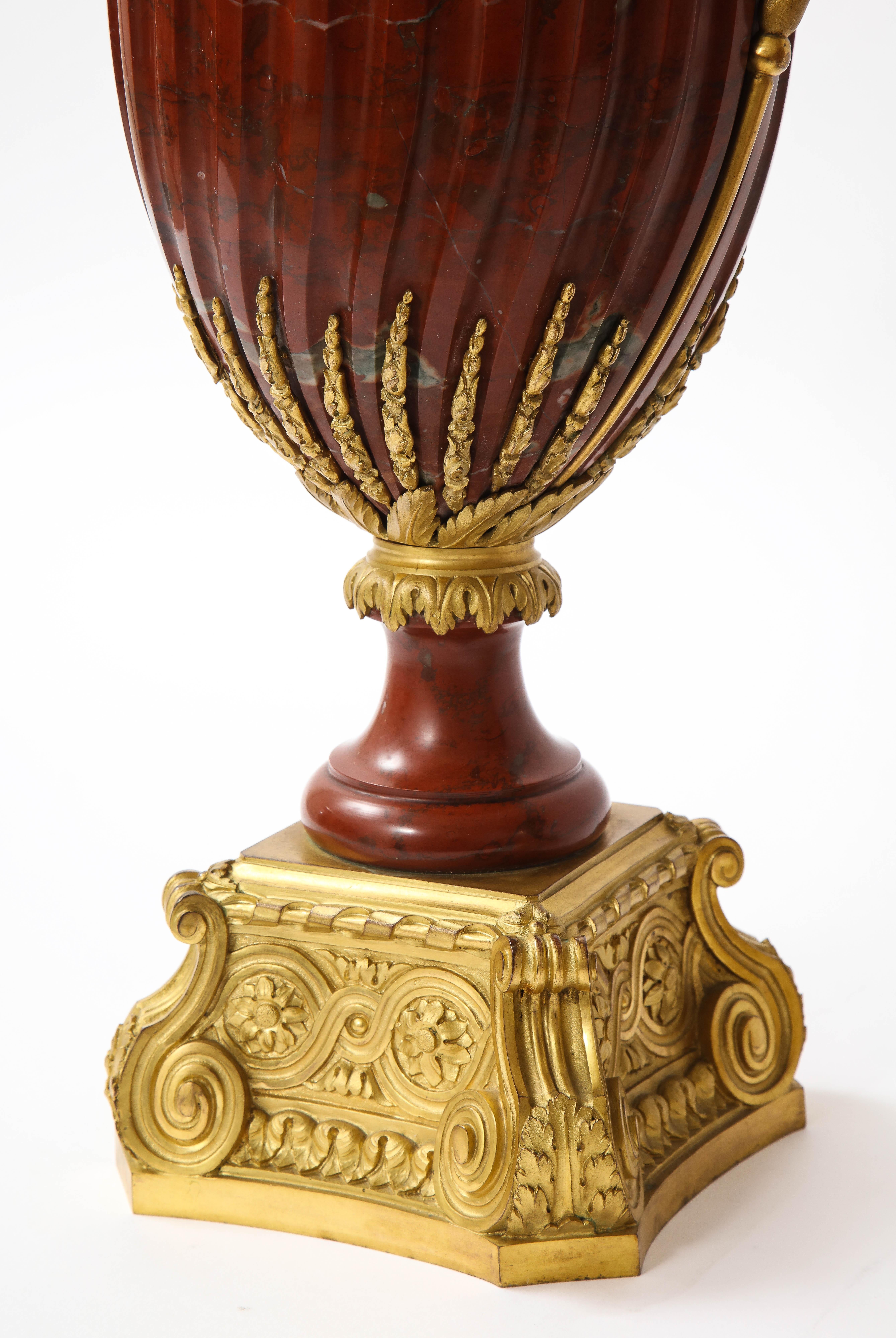 Paire de vases couverts de marbre rouge montés en bronze doré, signés Maison Boudet en vente 5