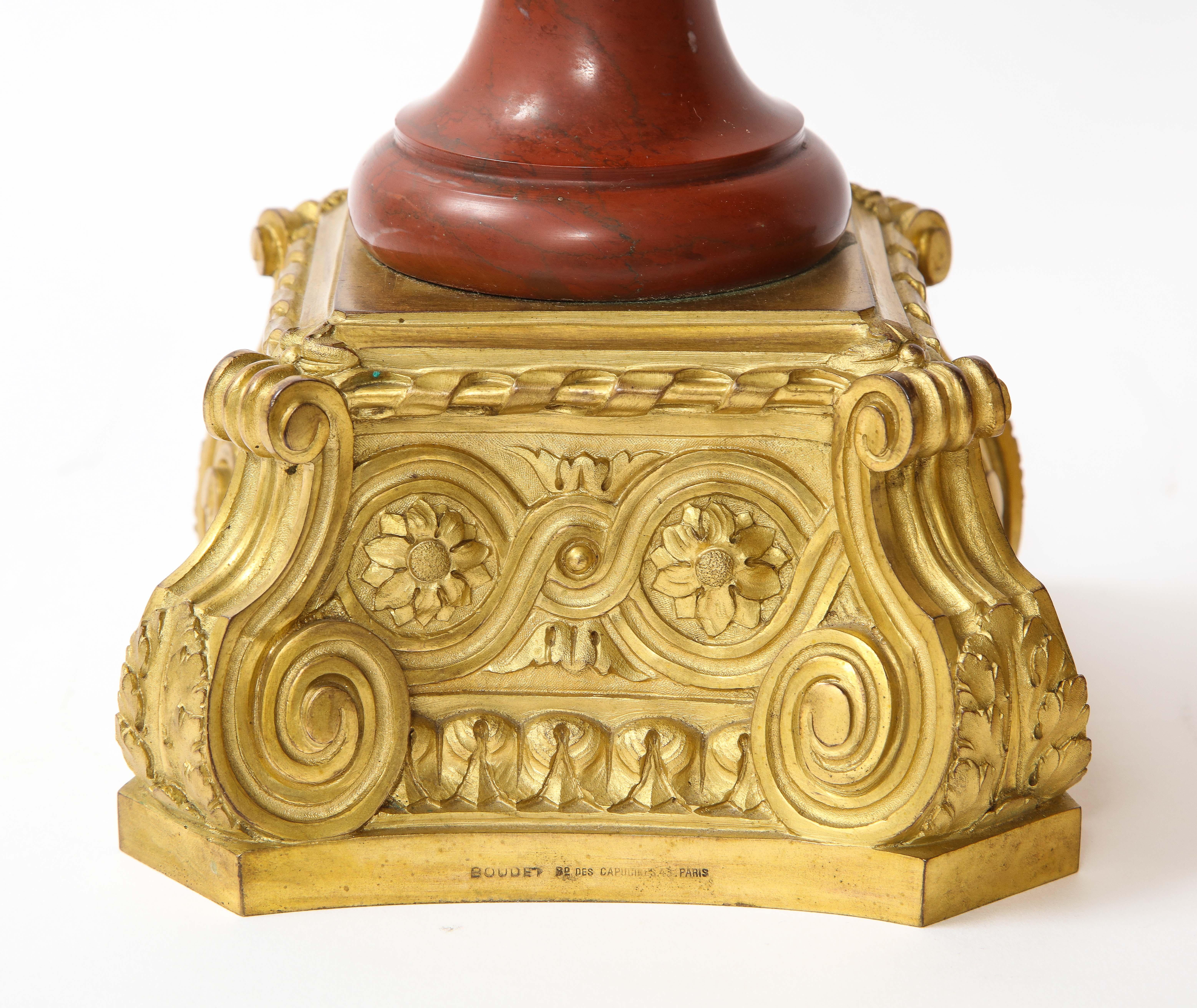 Paire de vases couverts de marbre rouge montés en bronze doré, signés Maison Boudet en vente 8