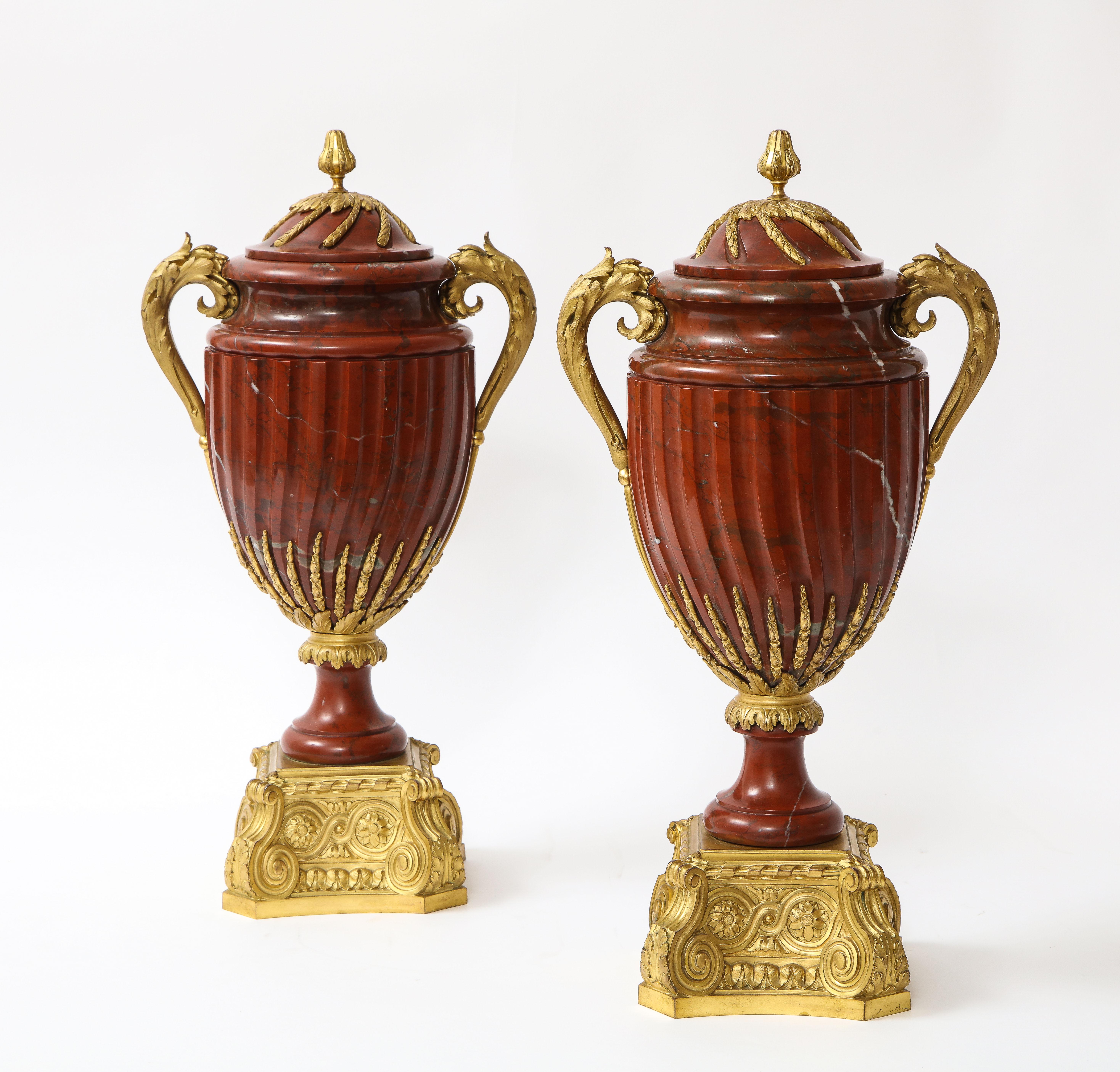Louis XVI Paire de vases couverts de marbre rouge montés en bronze doré, signés Maison Boudet en vente