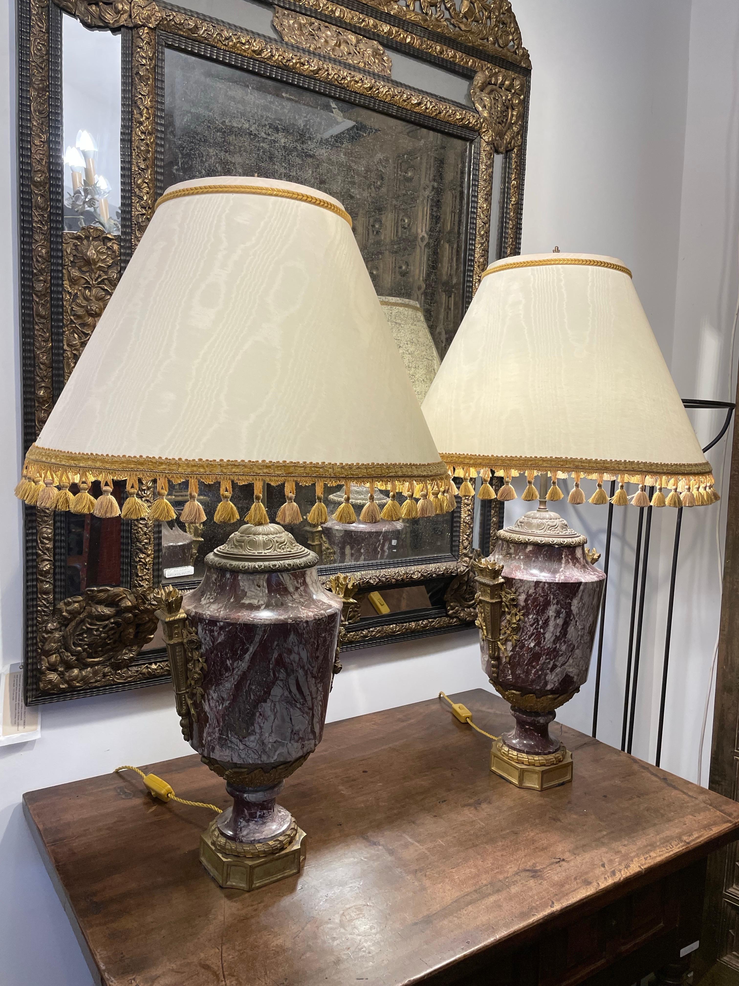 Coppia di lampade francesi in marmo rosso con montatura in ormolu, XVIII secolo 

Provenienza: Collezione privata del Regno Unito.

Descrizione: 
Ciascuna base di lampada vasiforme in marmo rosso che si innalza da una modanatura in corda di ormolu,