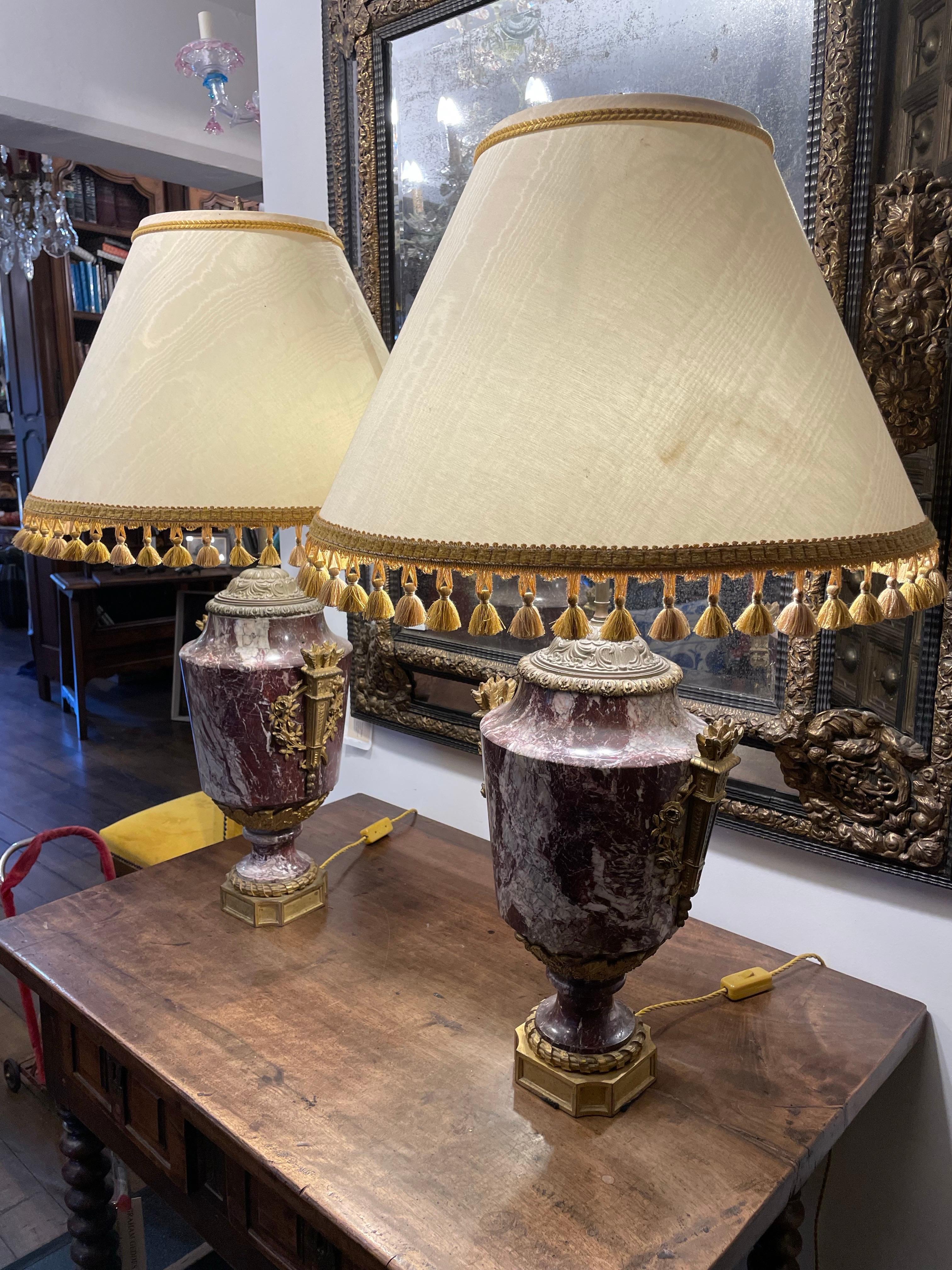 Francese Coppia di lampade francesi in marmo rosso con montatura in ormolu, XVIII secolo in vendita