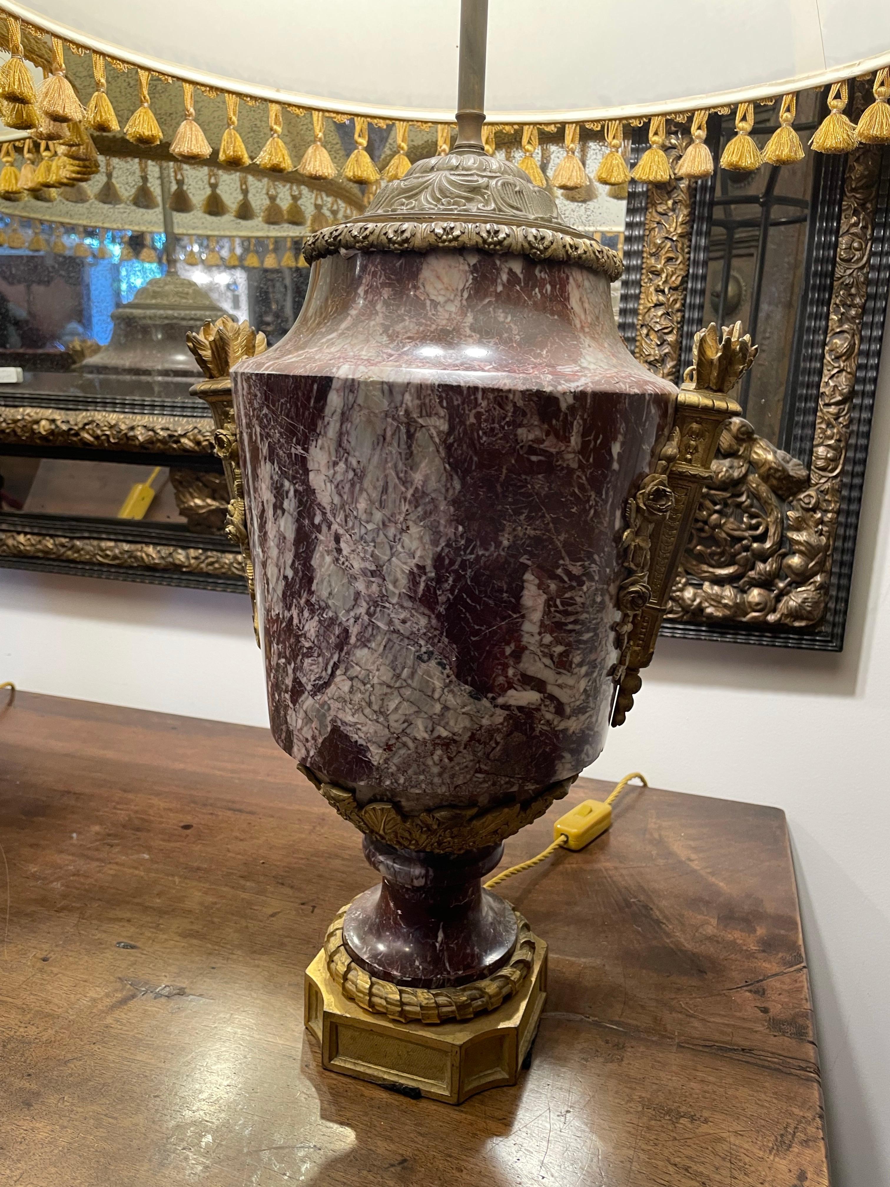 Intagliato a mano Coppia di lampade francesi in marmo rosso con montatura in ormolu, XVIII secolo in vendita