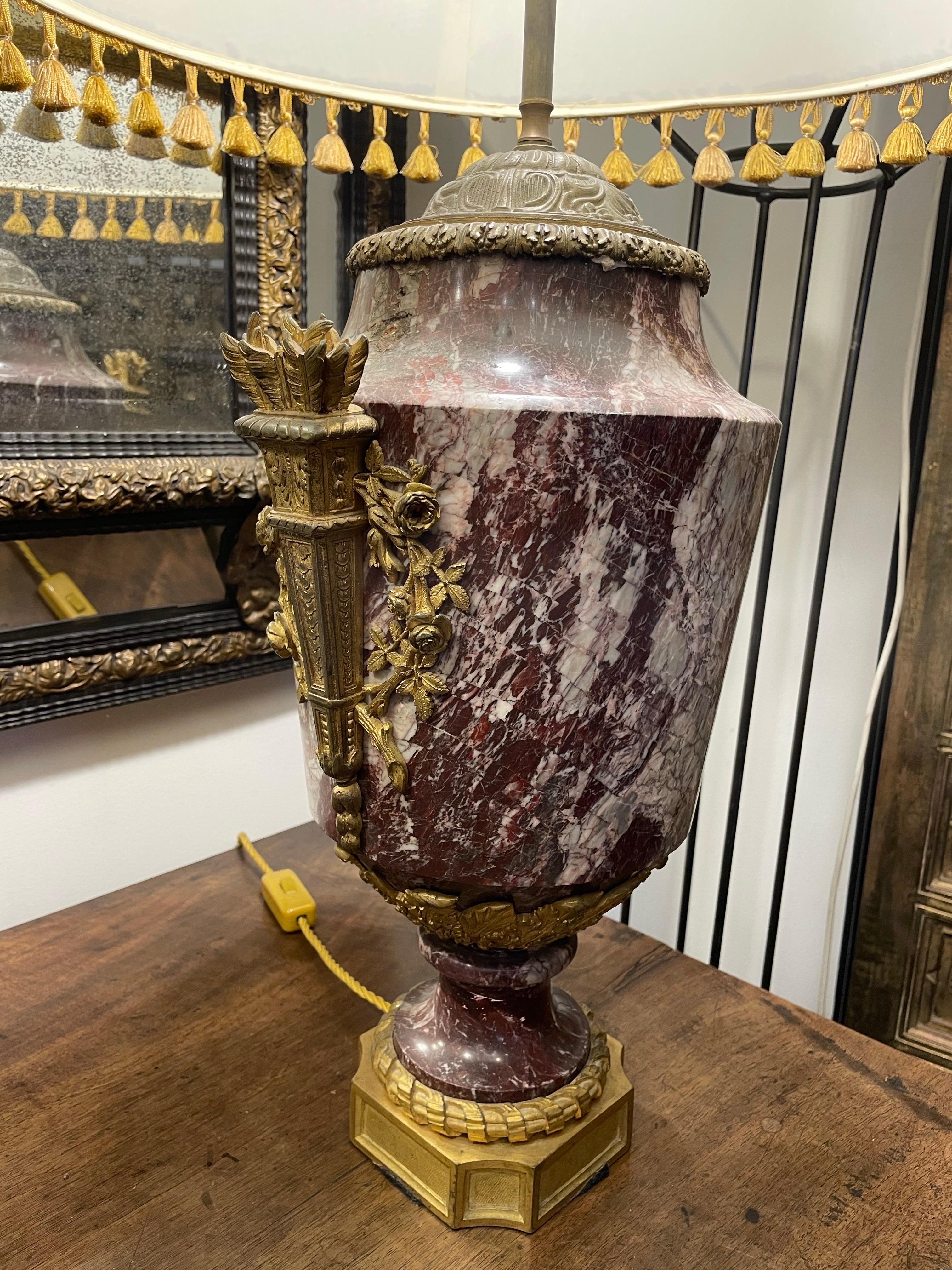 Coppia di lampade francesi in marmo rosso con montatura in ormolu, XVIII secolo In condizioni buone in vendita a ARMADALE, VIC