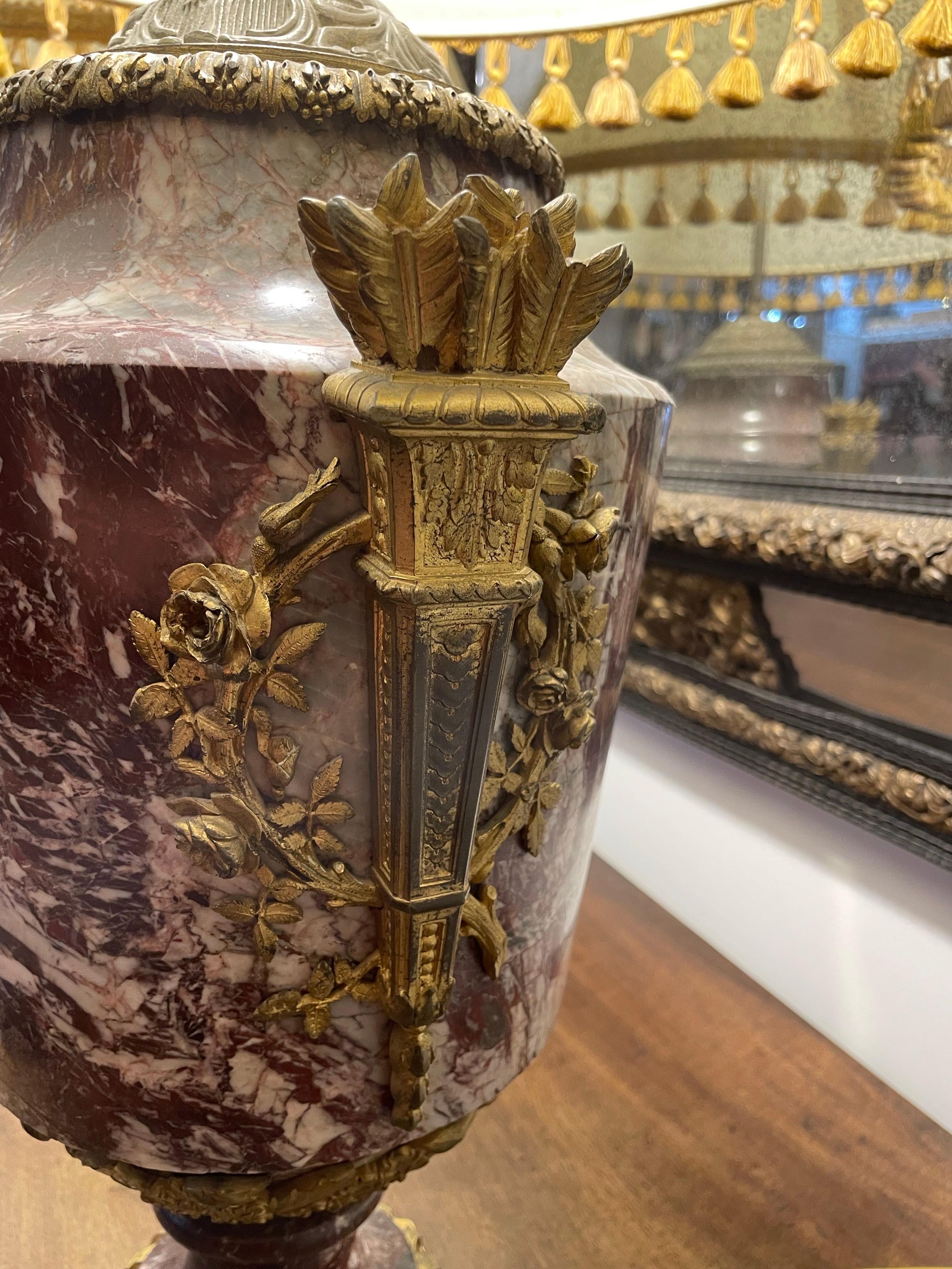 Fino al XVIII secolo Coppia di lampade francesi in marmo rosso con montatura in ormolu, XVIII secolo in vendita