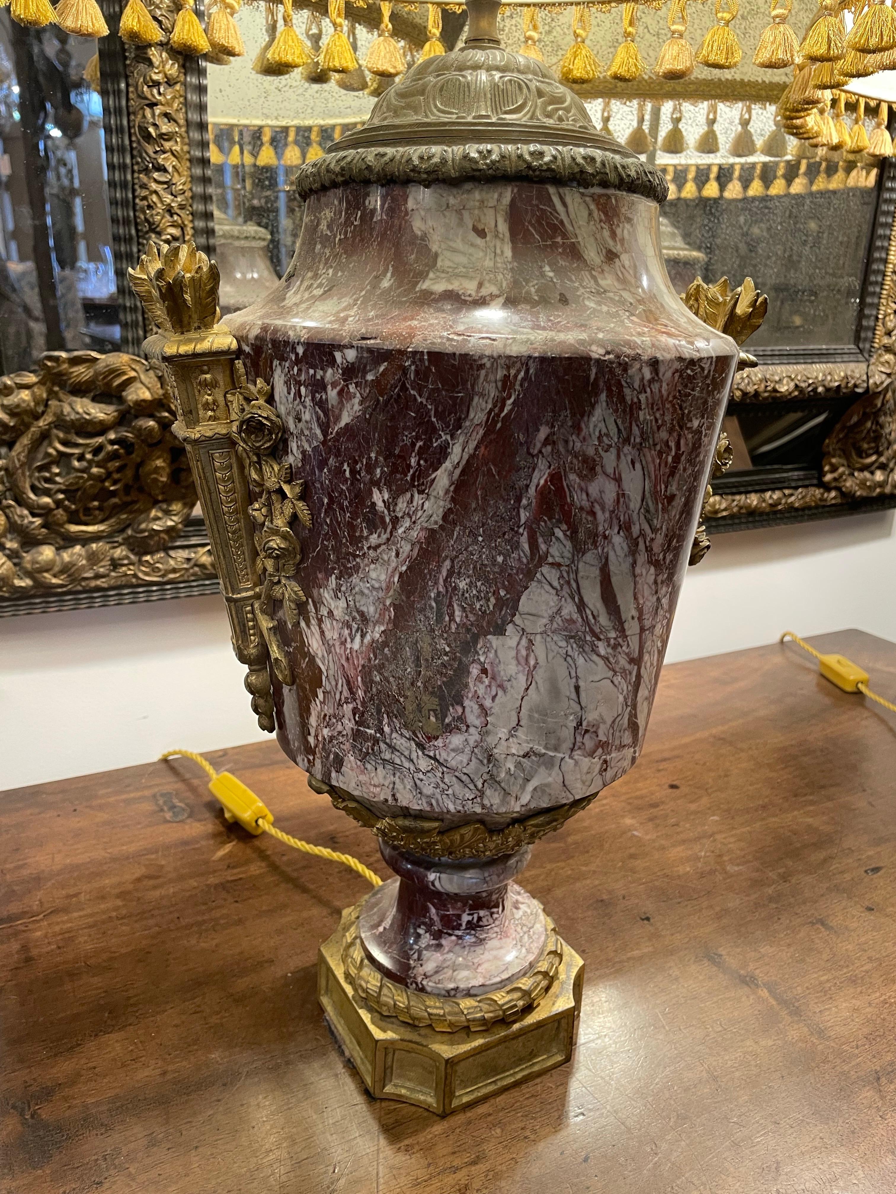 Marmo Coppia di lampade francesi in marmo rosso con montatura in ormolu, XVIII secolo in vendita