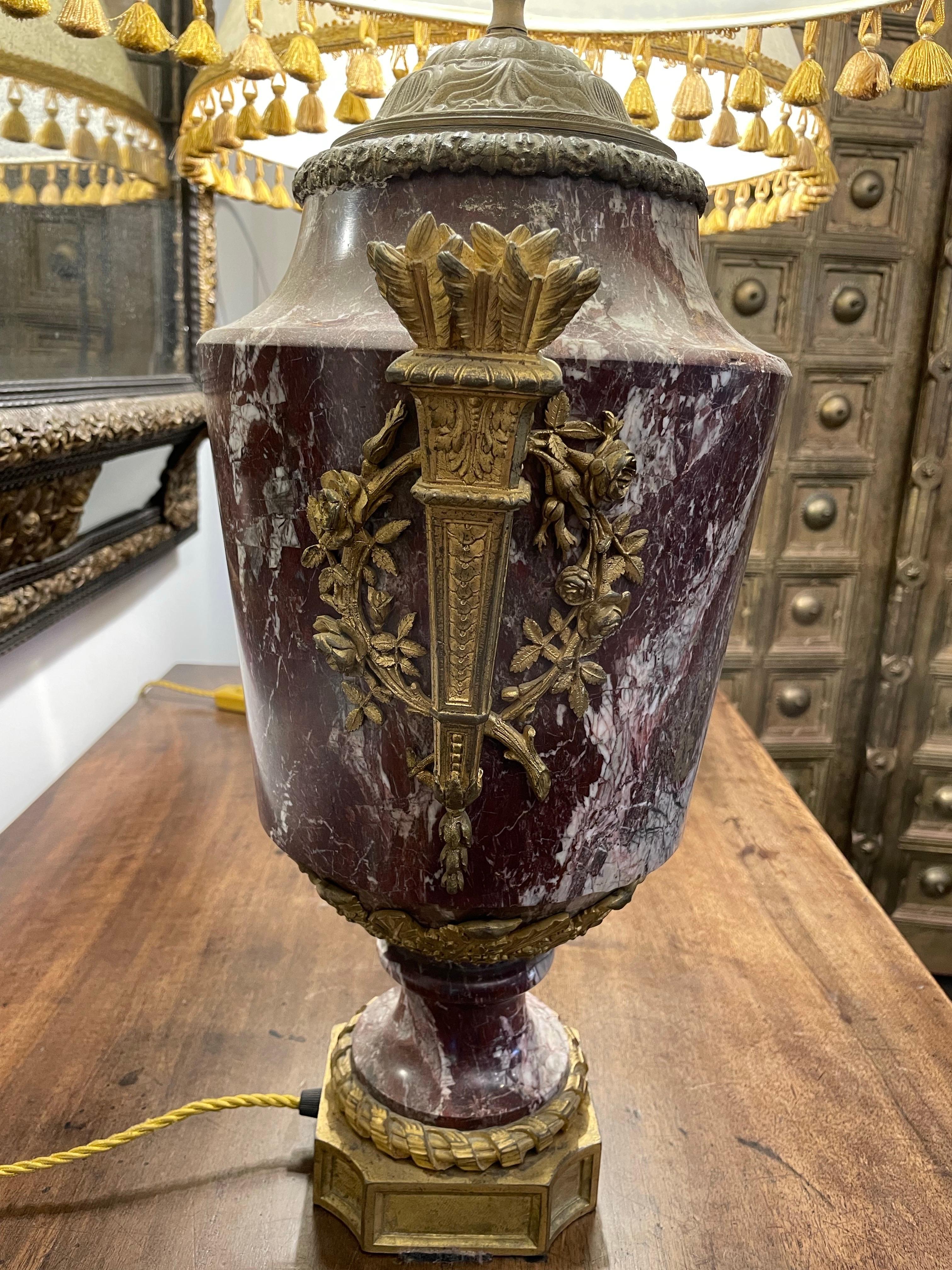 Coppia di lampade francesi in marmo rosso con montatura in ormolu, XVIII secolo in vendita 1