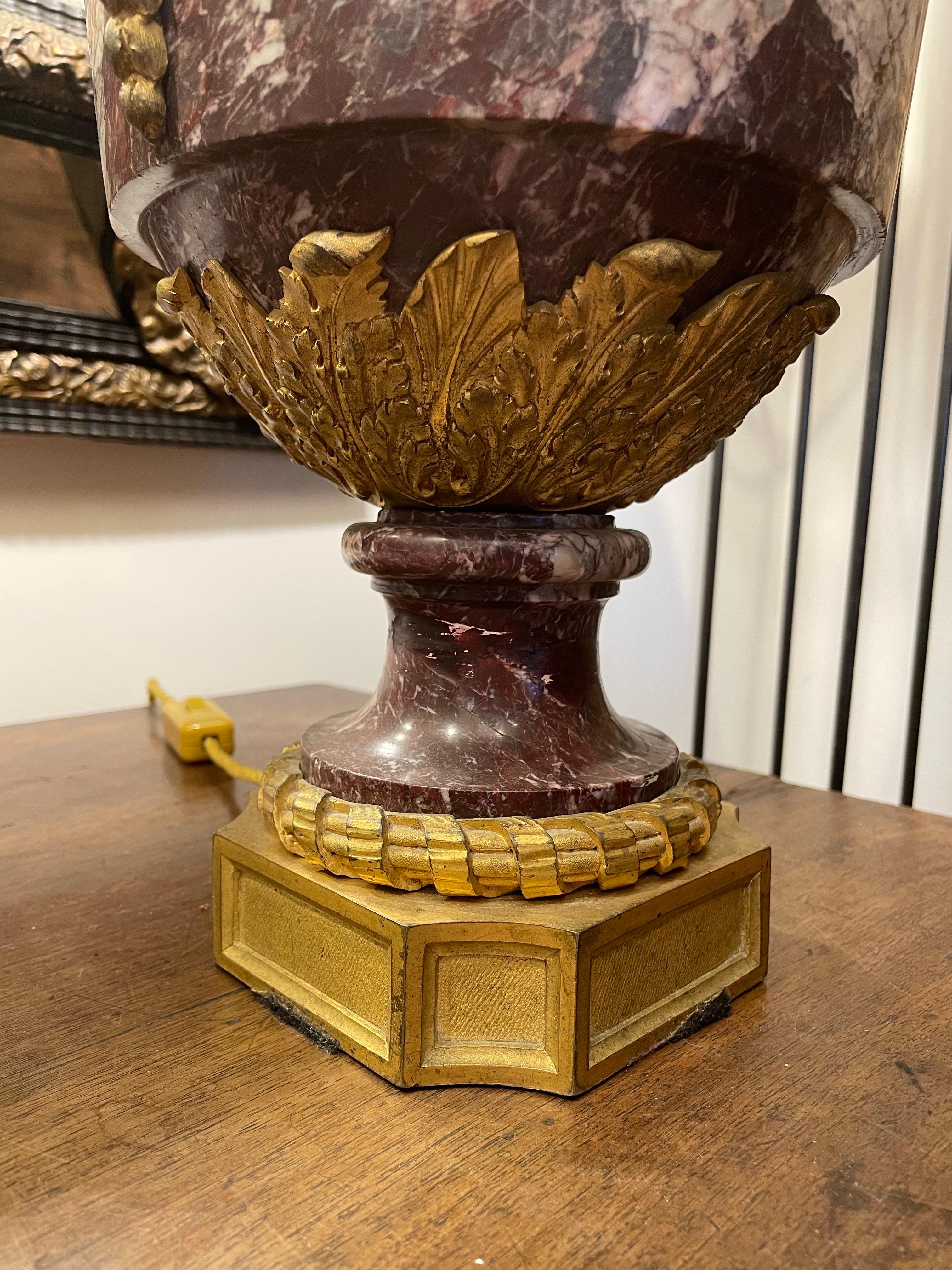 Coppia di lampade francesi in marmo rosso con montatura in ormolu, XVIII secolo in vendita 2