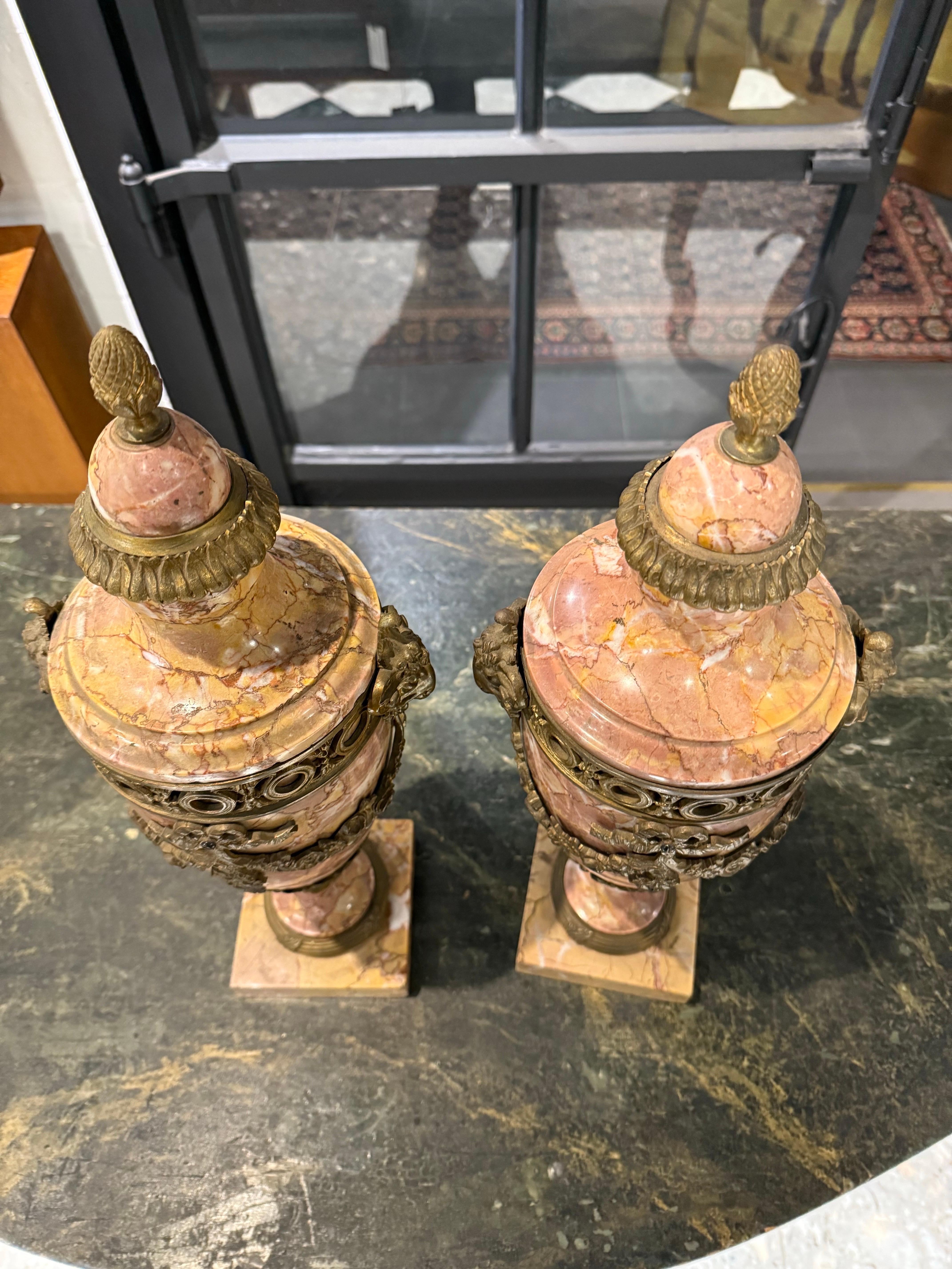 Pareja de cassolettes francesas de mármol variegado montadas en ormolu, S. XIX en venta 3