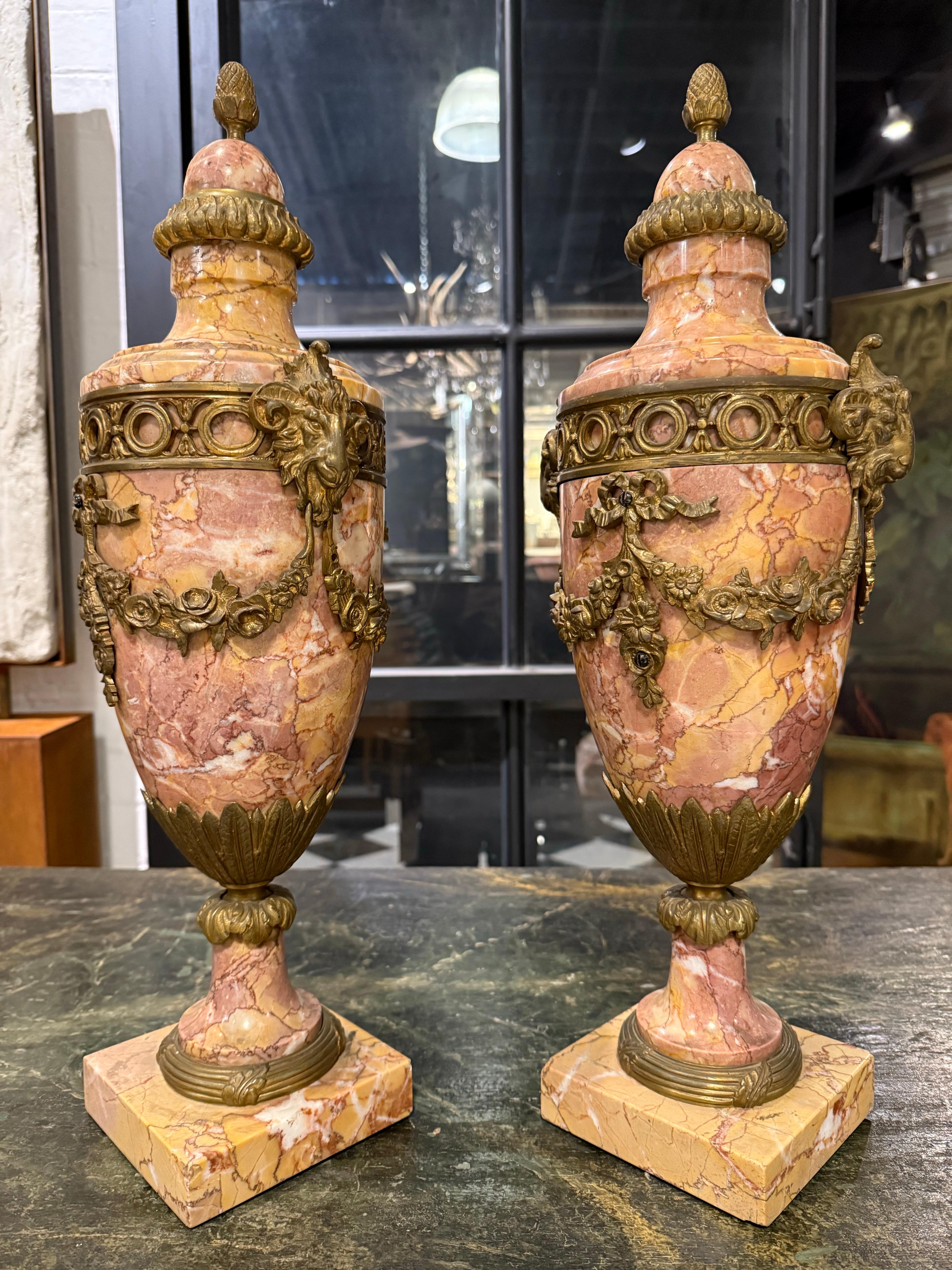 Pareja de cassolettes francesas de mármol variegado montadas en ormolu, S. XIX en venta 5