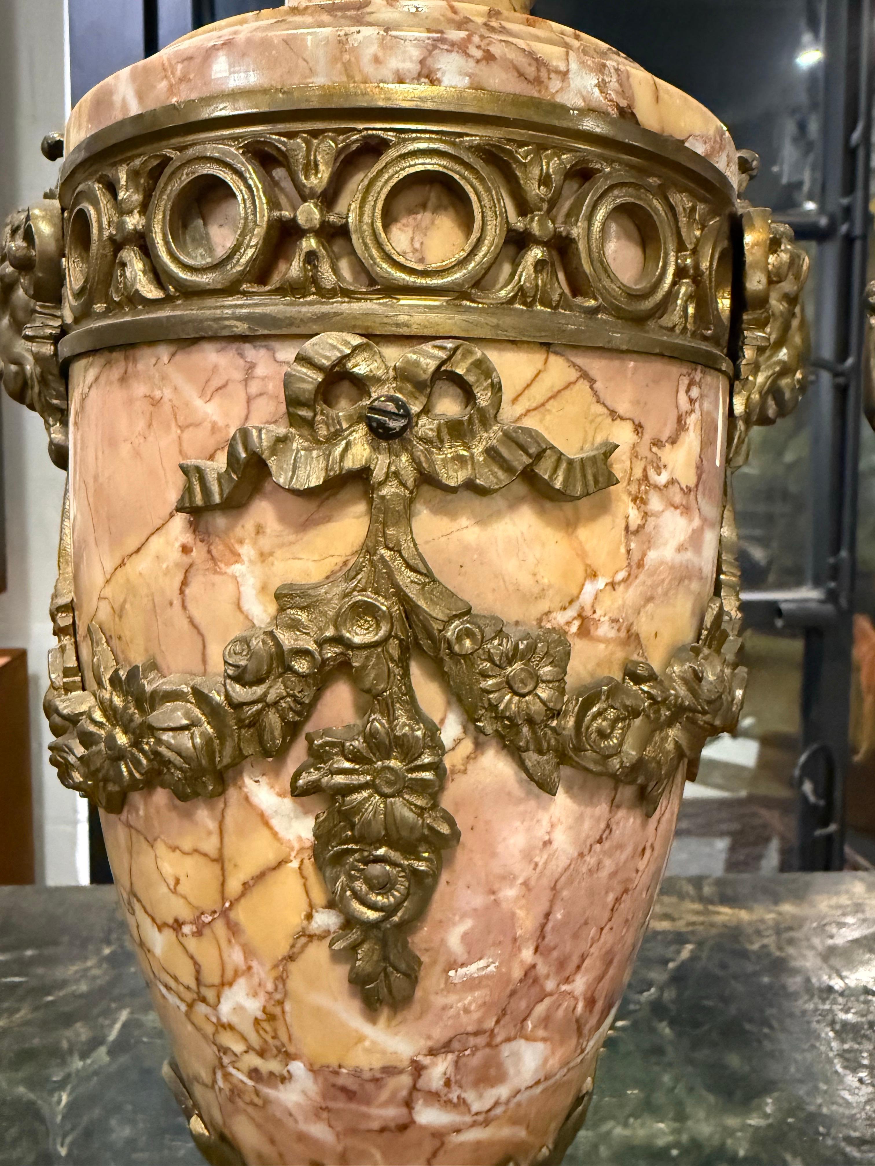 Pareja de cassolettes francesas de mármol variegado montadas en ormolu, S. XIX en venta 6