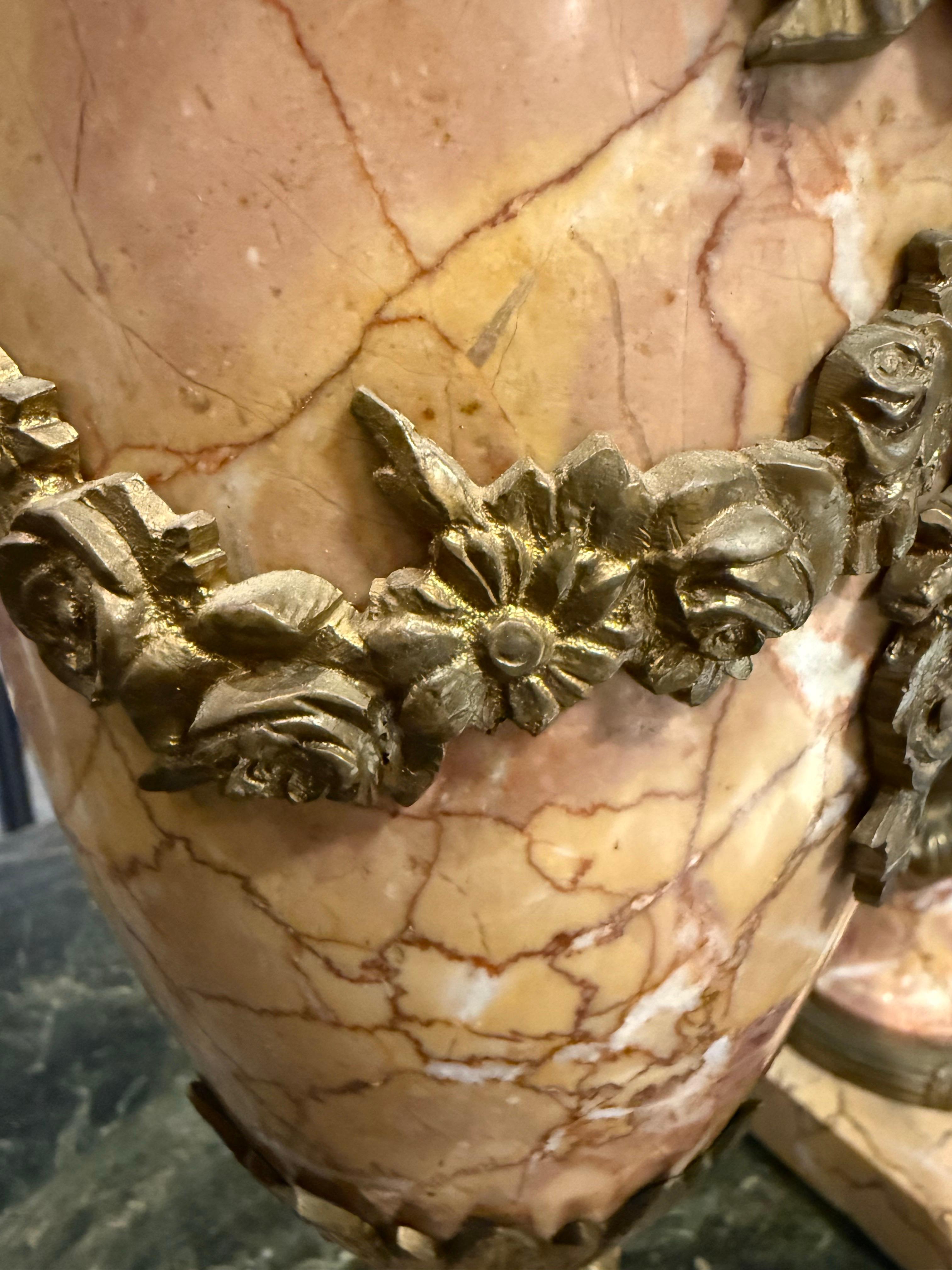 Pareja de cassolettes francesas de mármol variegado montadas en ormolu, S. XIX en venta 7