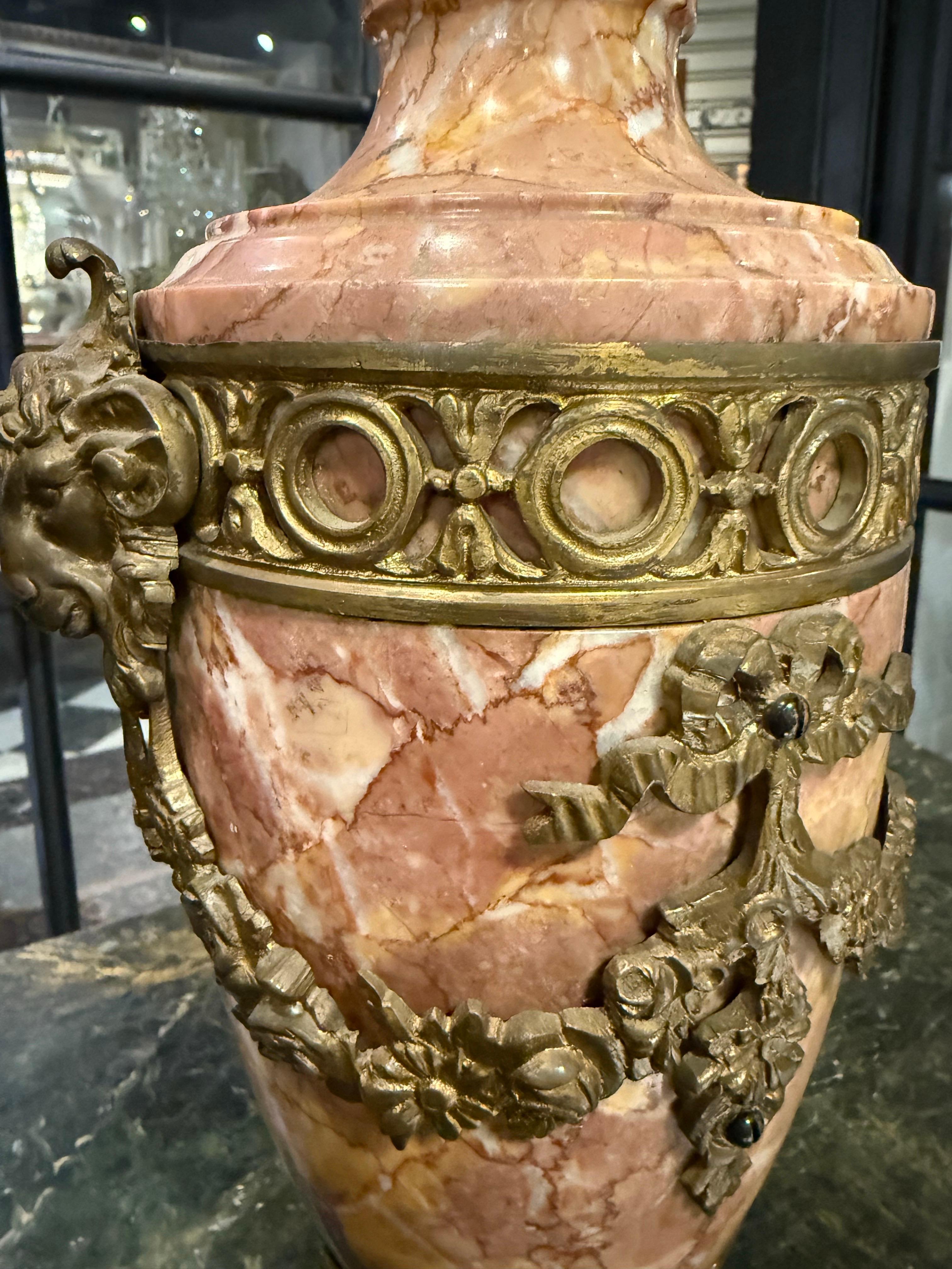 Pareja de cassolettes francesas de mármol variegado montadas en ormolu, S. XIX en venta 8