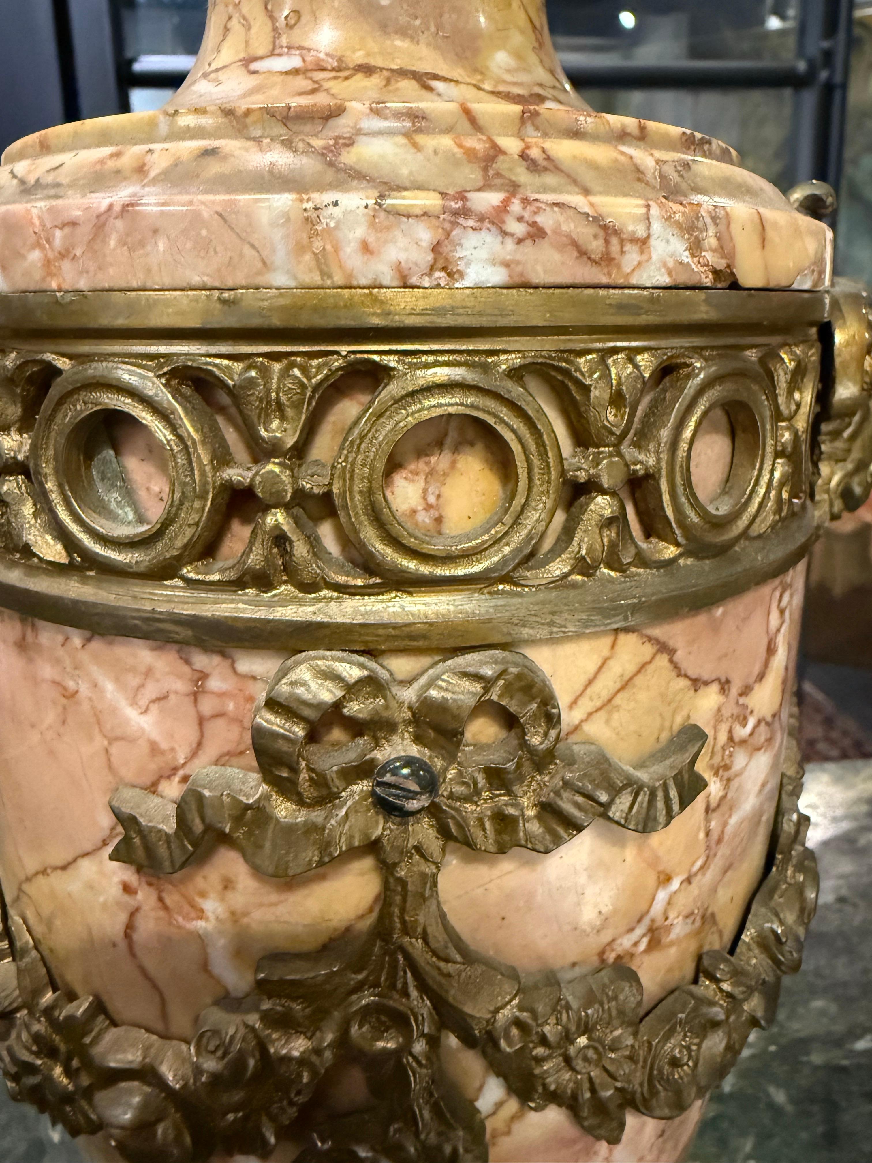 Pareja de cassolettes francesas de mármol variegado montadas en ormolu, S. XIX en venta 9
