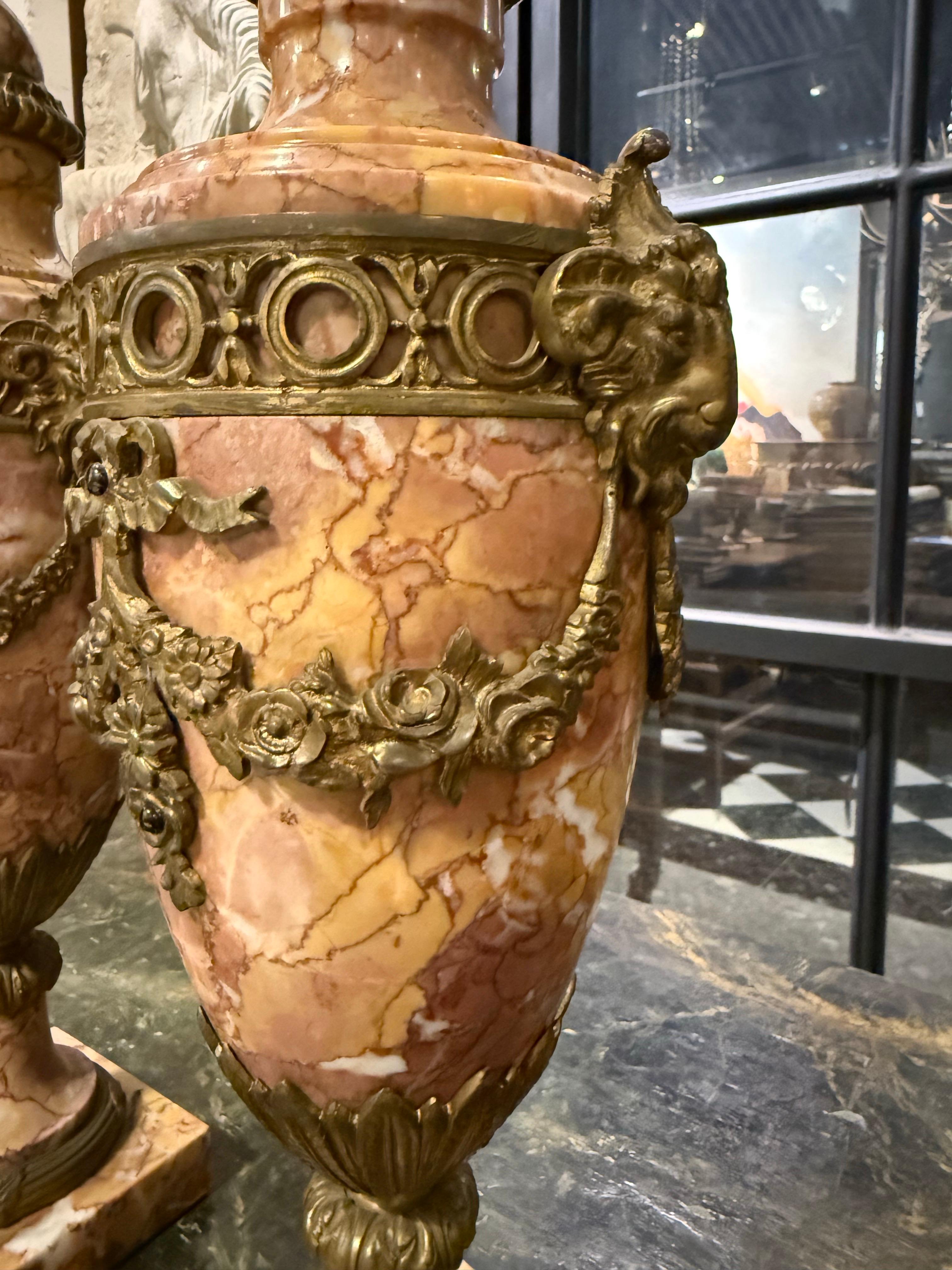 Pareja de cassolettes francesas de mármol variegado montadas en ormolu, S. XIX en venta 10