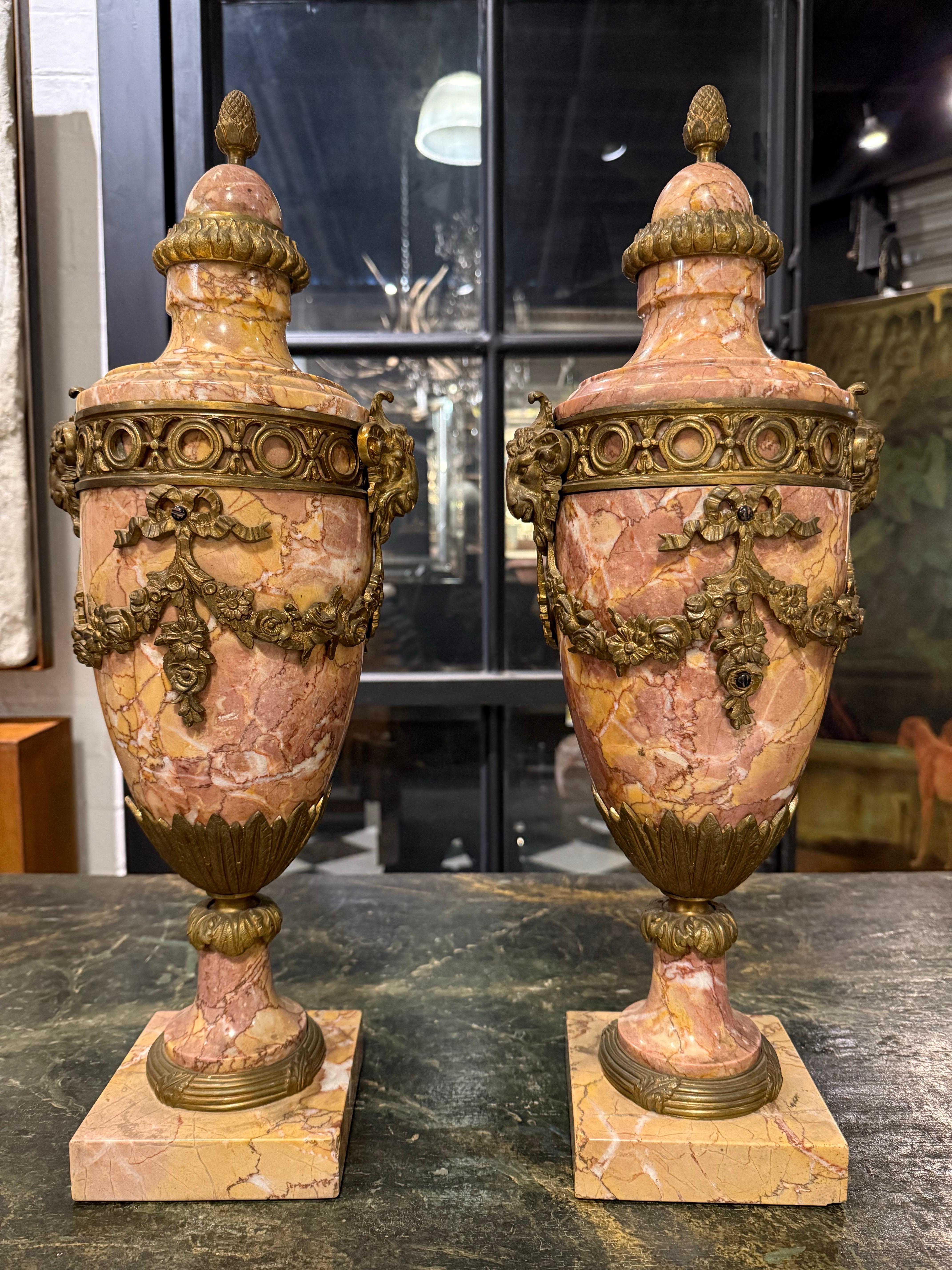 Pareja de cassolettes francesas de mármol variegado montadas en ormolu, S. XIX

Descripción:
Cada cassolette de peche d'alap está rematado con una piña de ormolu que corona la cúpula con una banda de hojas ascendentes que descienden hasta los
