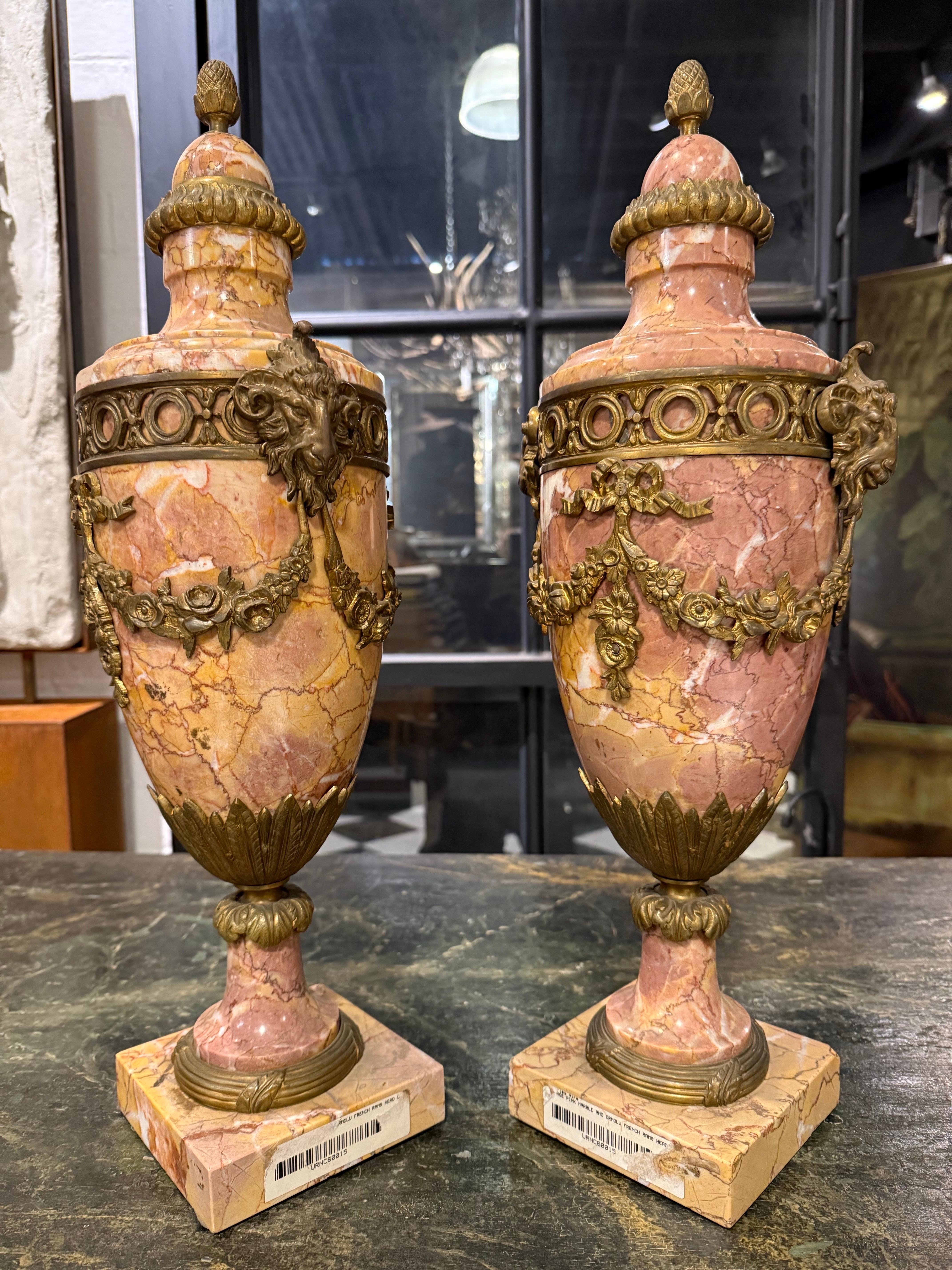 Pareja de cassolettes francesas de mármol variegado montadas en ormolu, S. XIX Francés en venta