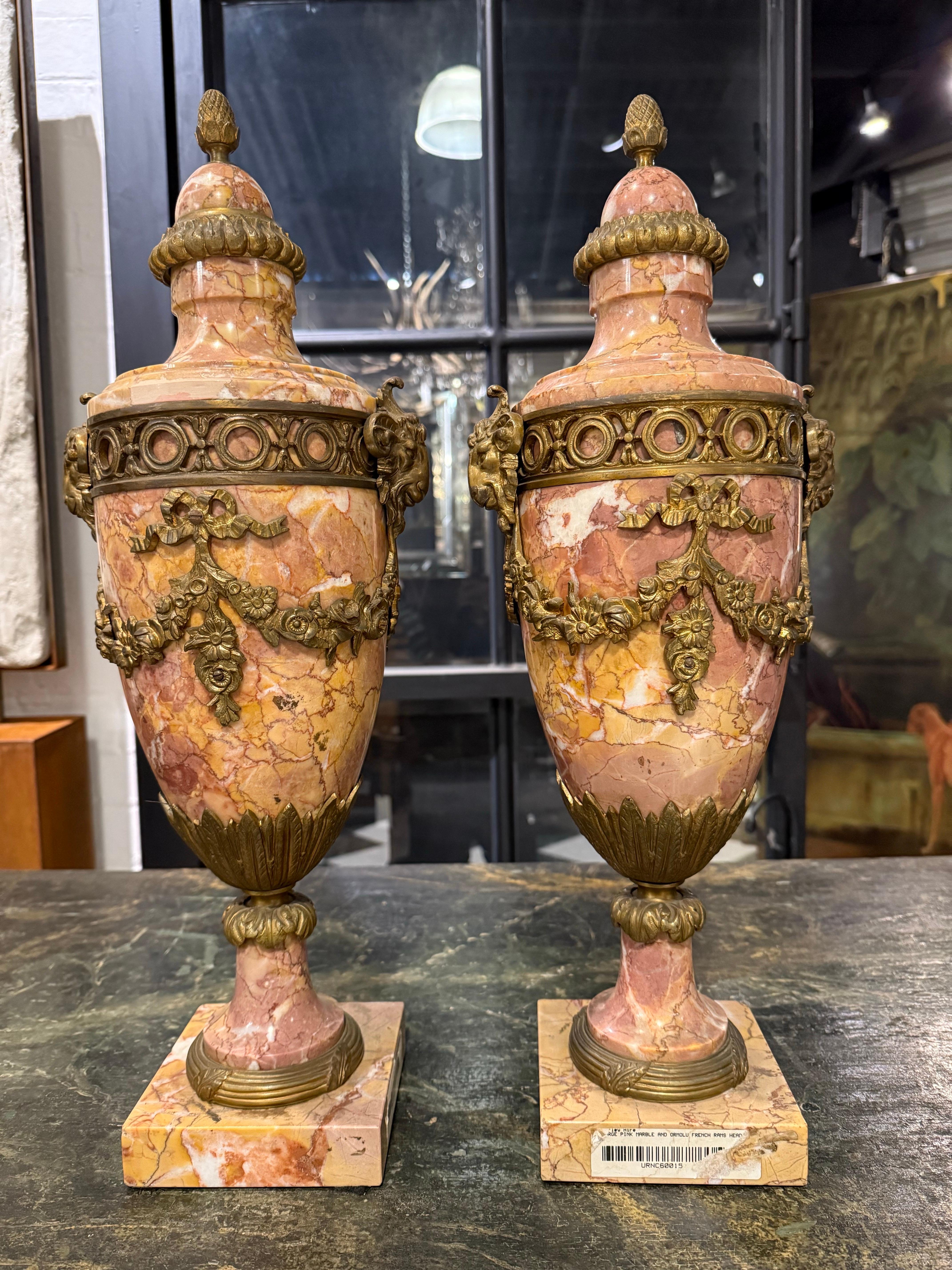 Pareja de cassolettes francesas de mármol variegado montadas en ormolu, S. XIX Tallado a mano en venta