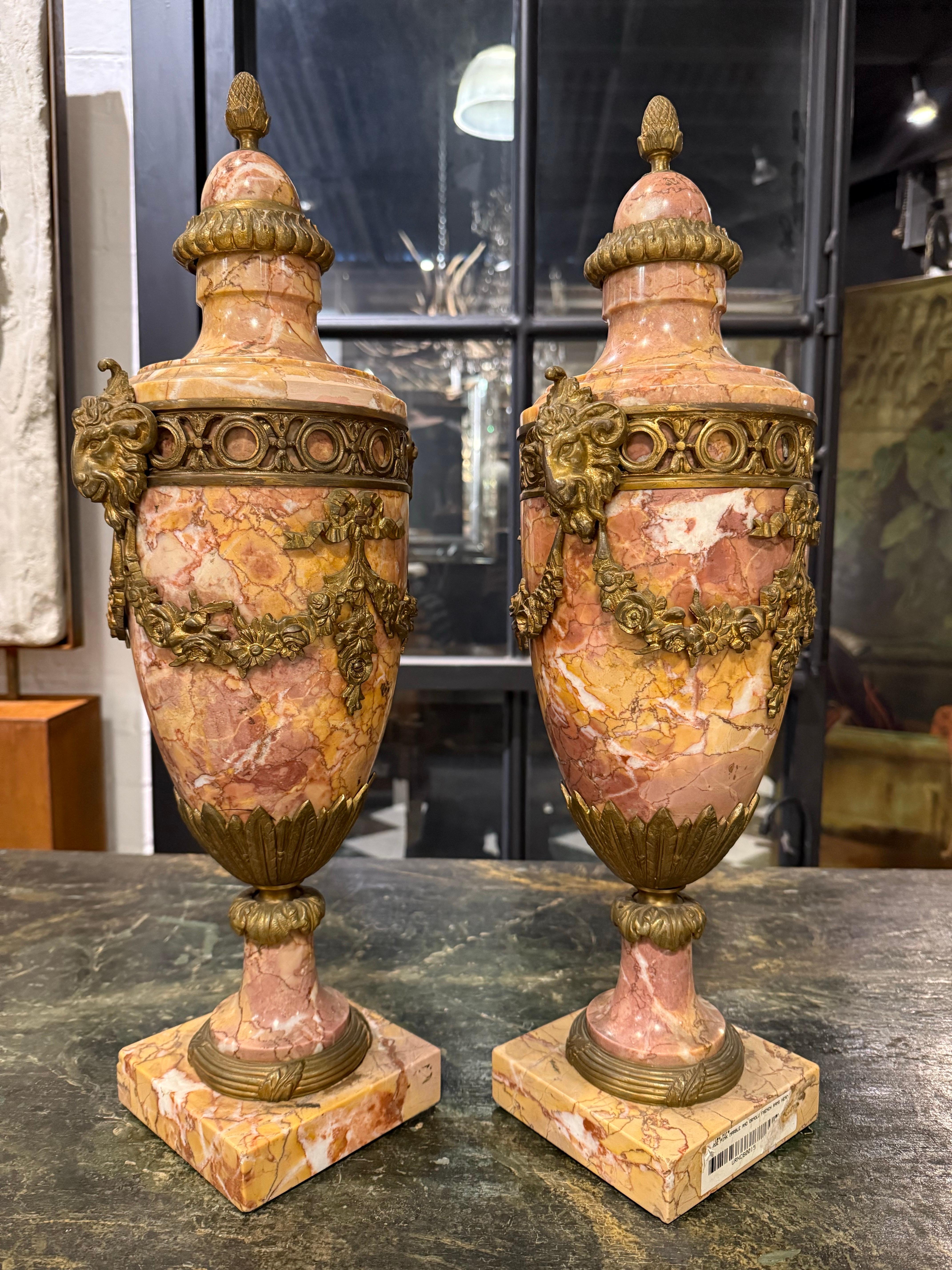 Pareja de cassolettes francesas de mármol variegado montadas en ormolu, S. XIX en Bueno estado para la venta en ARMADALE, VIC