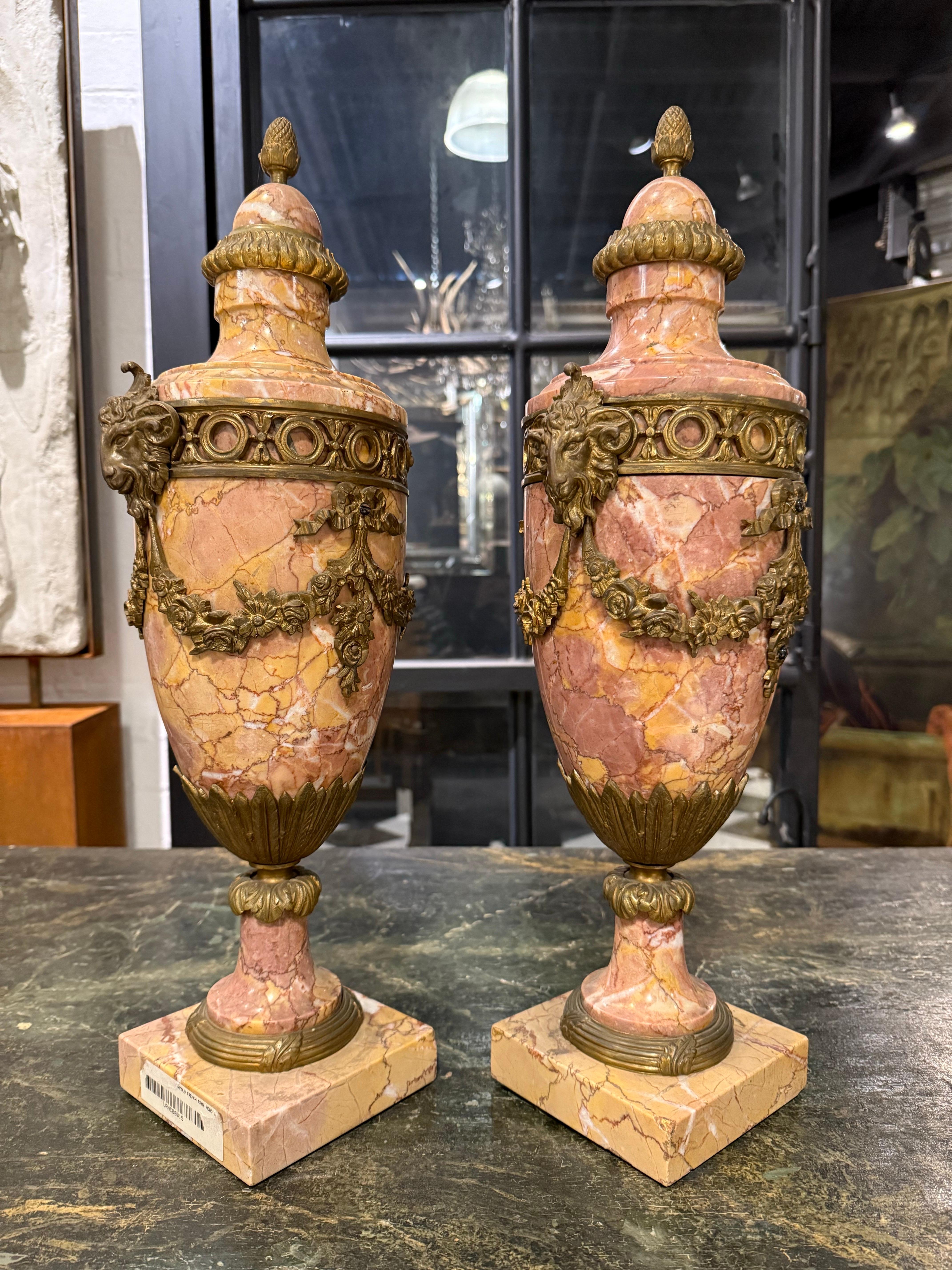 Pareja de cassolettes francesas de mármol variegado montadas en ormolu, S. XIX siglo XIX en venta