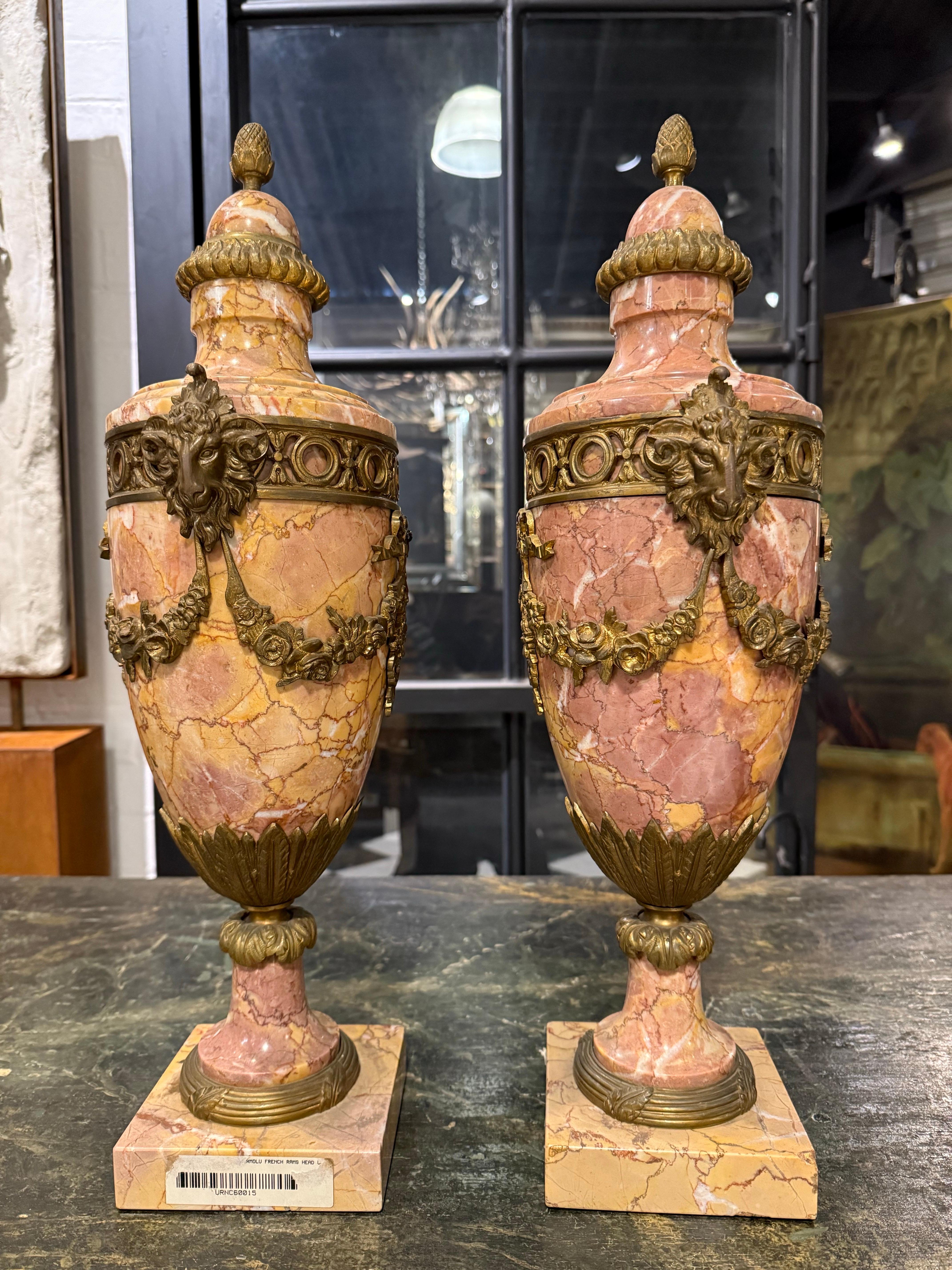 Pareja de cassolettes francesas de mármol variegado montadas en ormolu, S. XIX Ormolú en venta