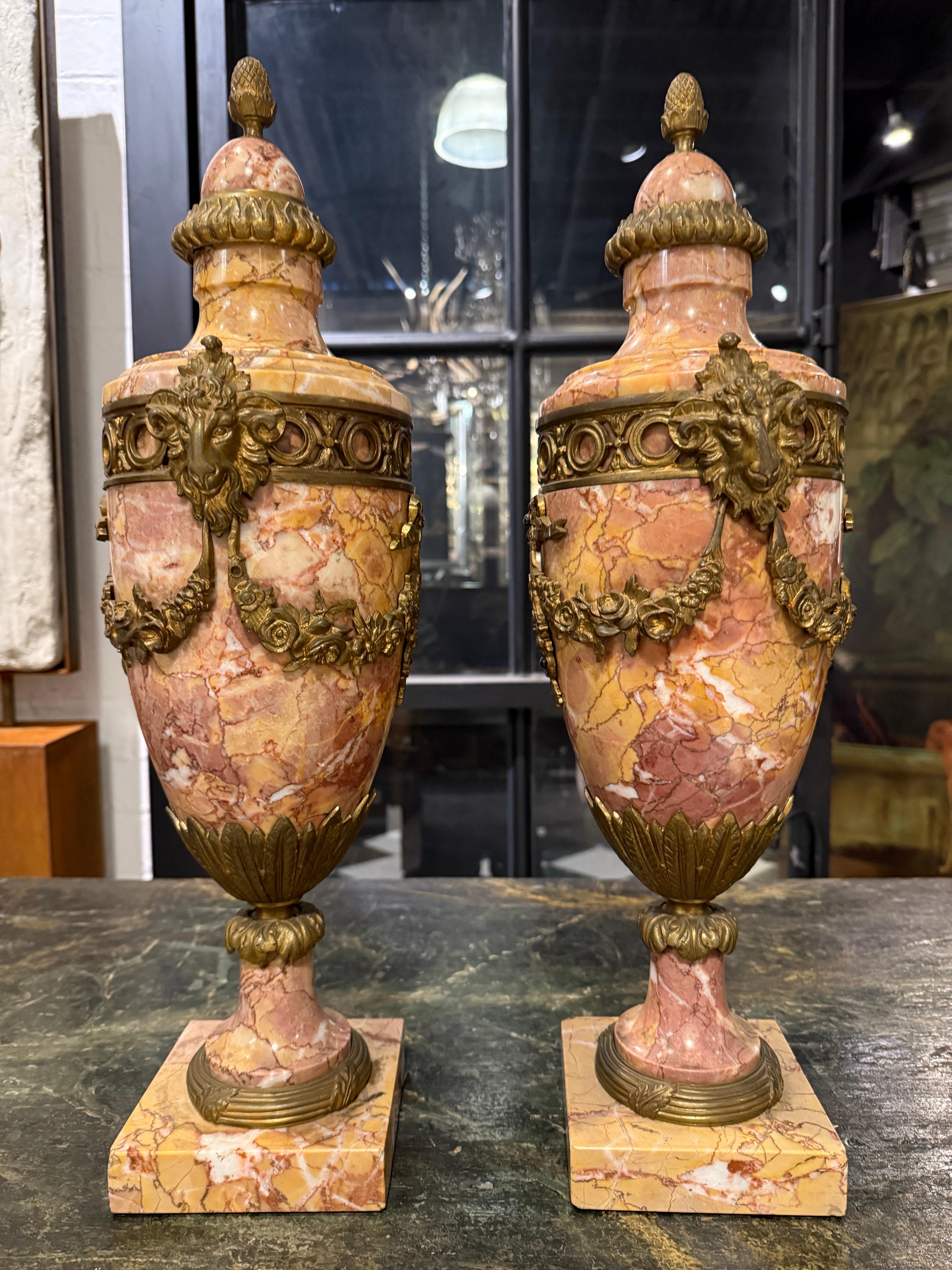 Pareja de cassolettes francesas de mármol variegado montadas en ormolu, S. XIX en venta 1