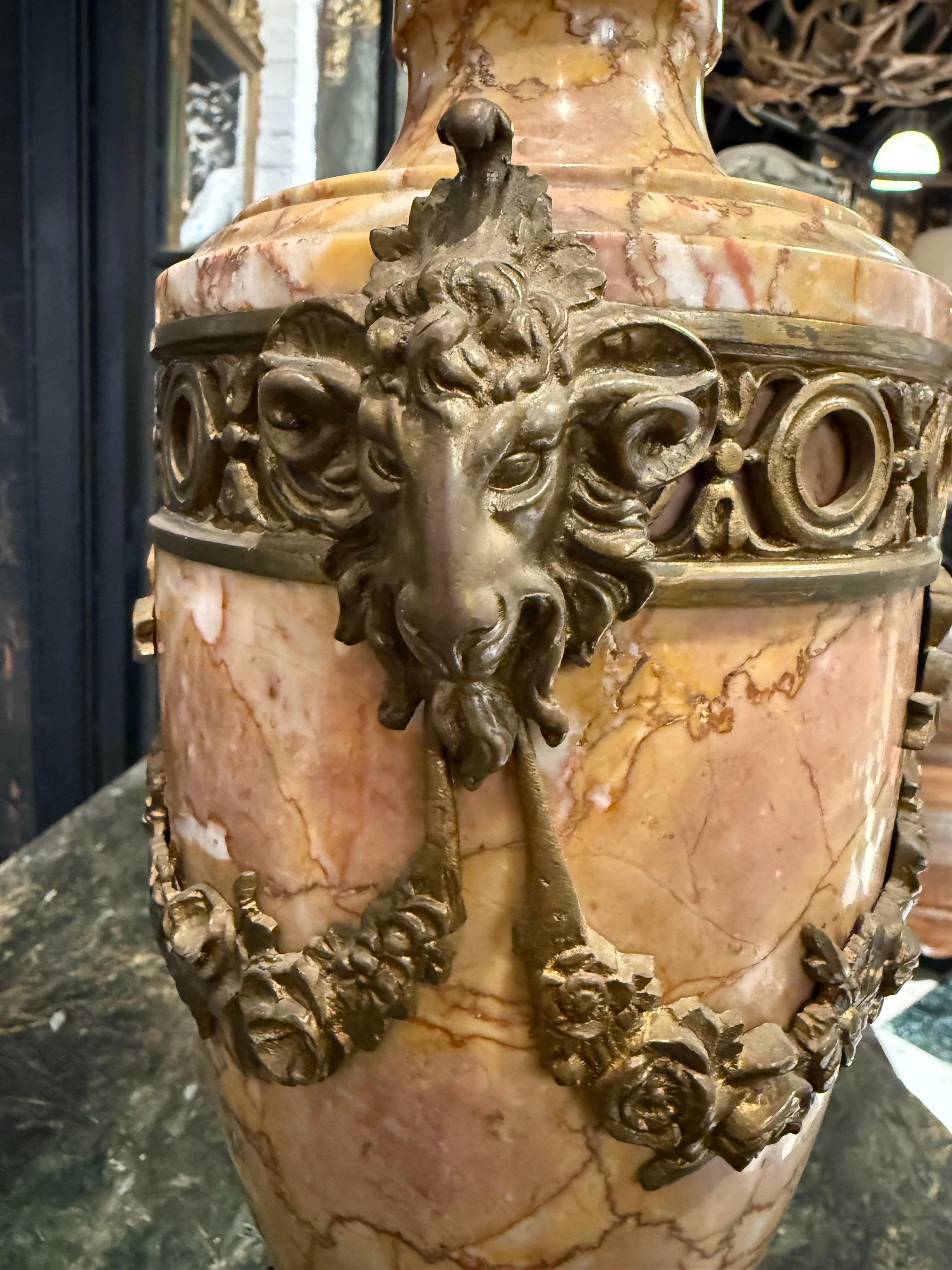 Pareja de cassolettes francesas de mármol variegado montadas en ormolu, S. XIX en venta 2