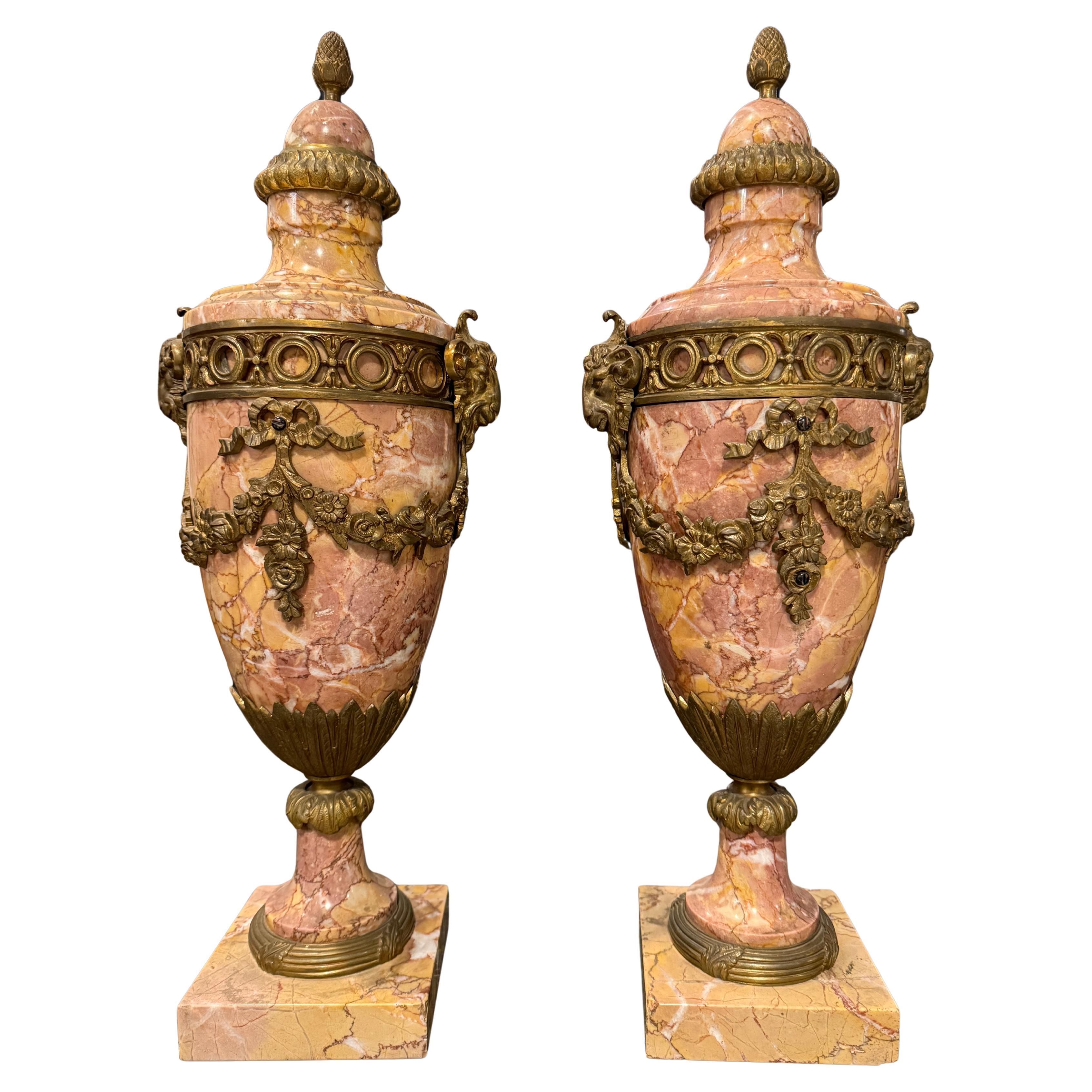 Pareja de cassolettes francesas de mármol variegado montadas en ormolu, S. XIX en venta