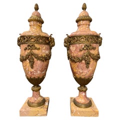 Pareja de cassolettes francesas de mármol variegado montadas en ormolu, S. XIX