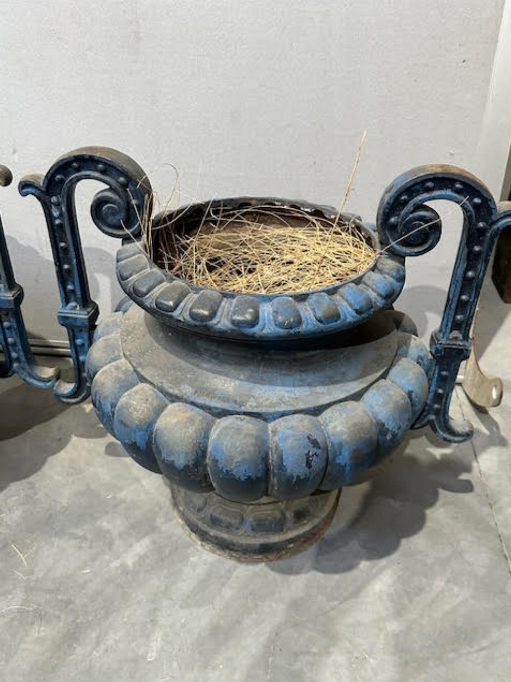Una delle due coppie disponibili. Queste urne a doppio manico in ghisa francese verniciata hanno una forma bulbosa e semilobata, i bordi delicatamente svasati e le basi circolari. Marcato 
