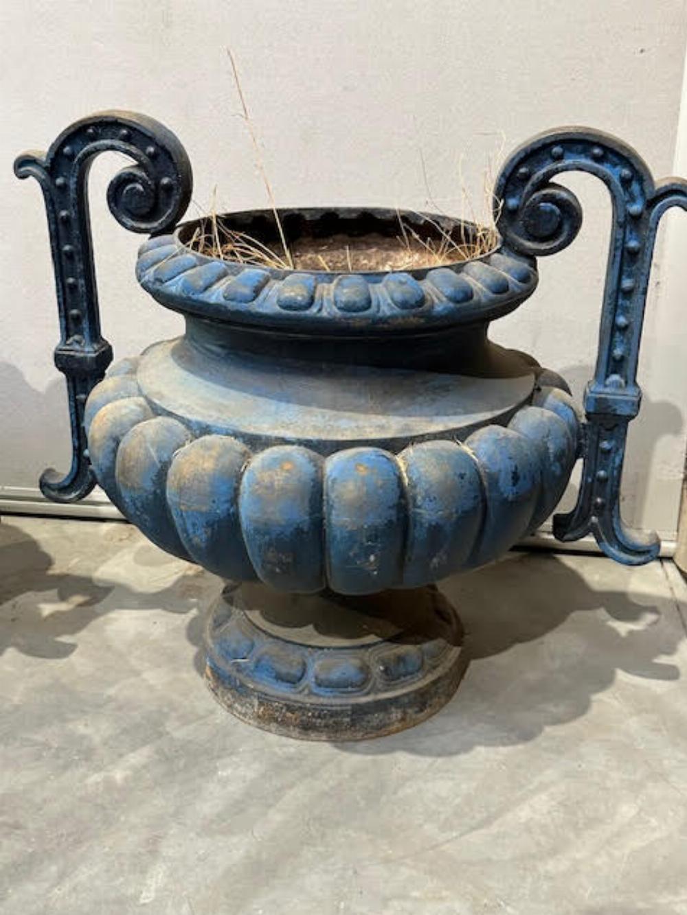 Francese Coppia di urne da giardino francesi in ghisa dipinta, C.C. 1890, marchiate Alfred Corne in vendita