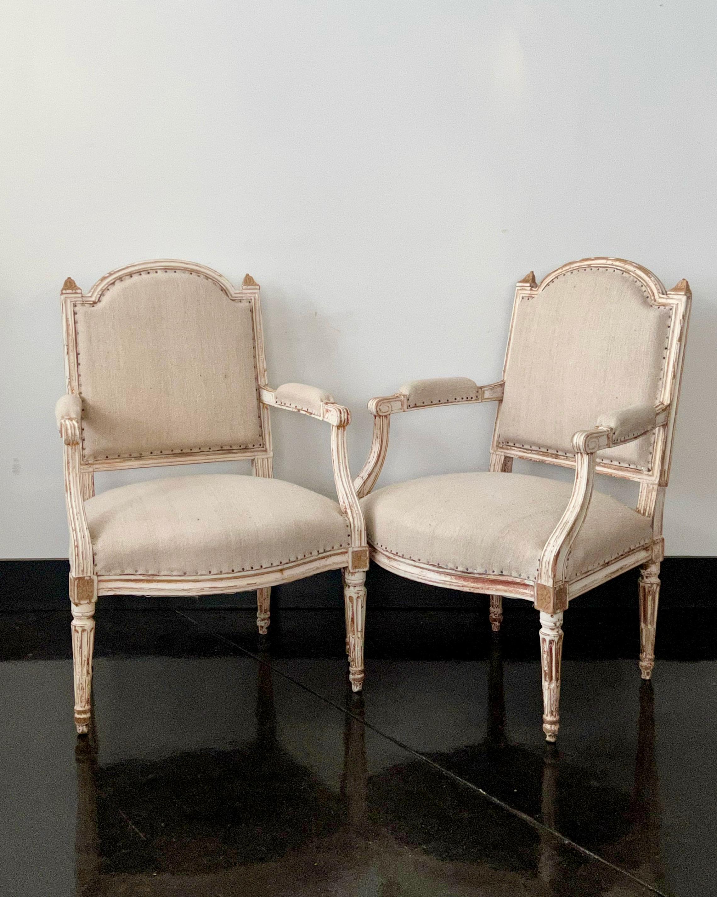 Linen Pair of French Painted Fauteuils in Louis XV Style For Sale