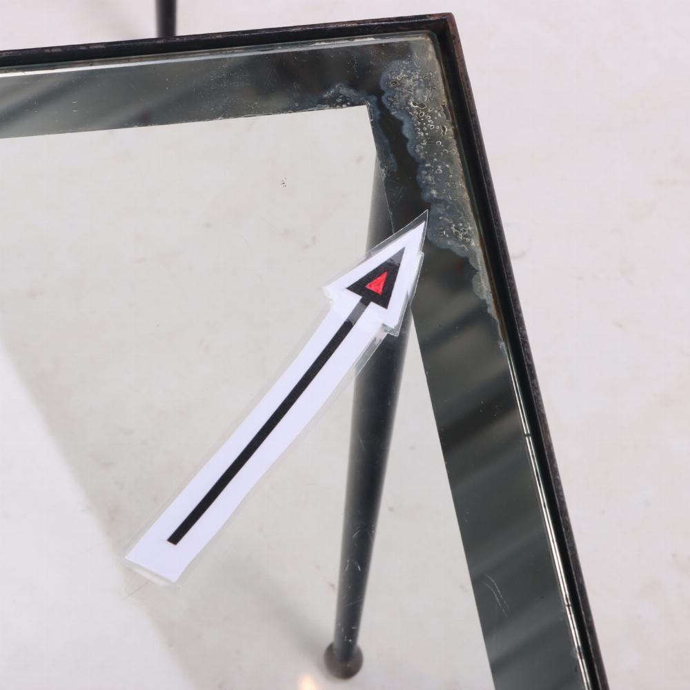 Un par de mesas auxiliares francesas de hierro pintado y cristal. Francés en venta