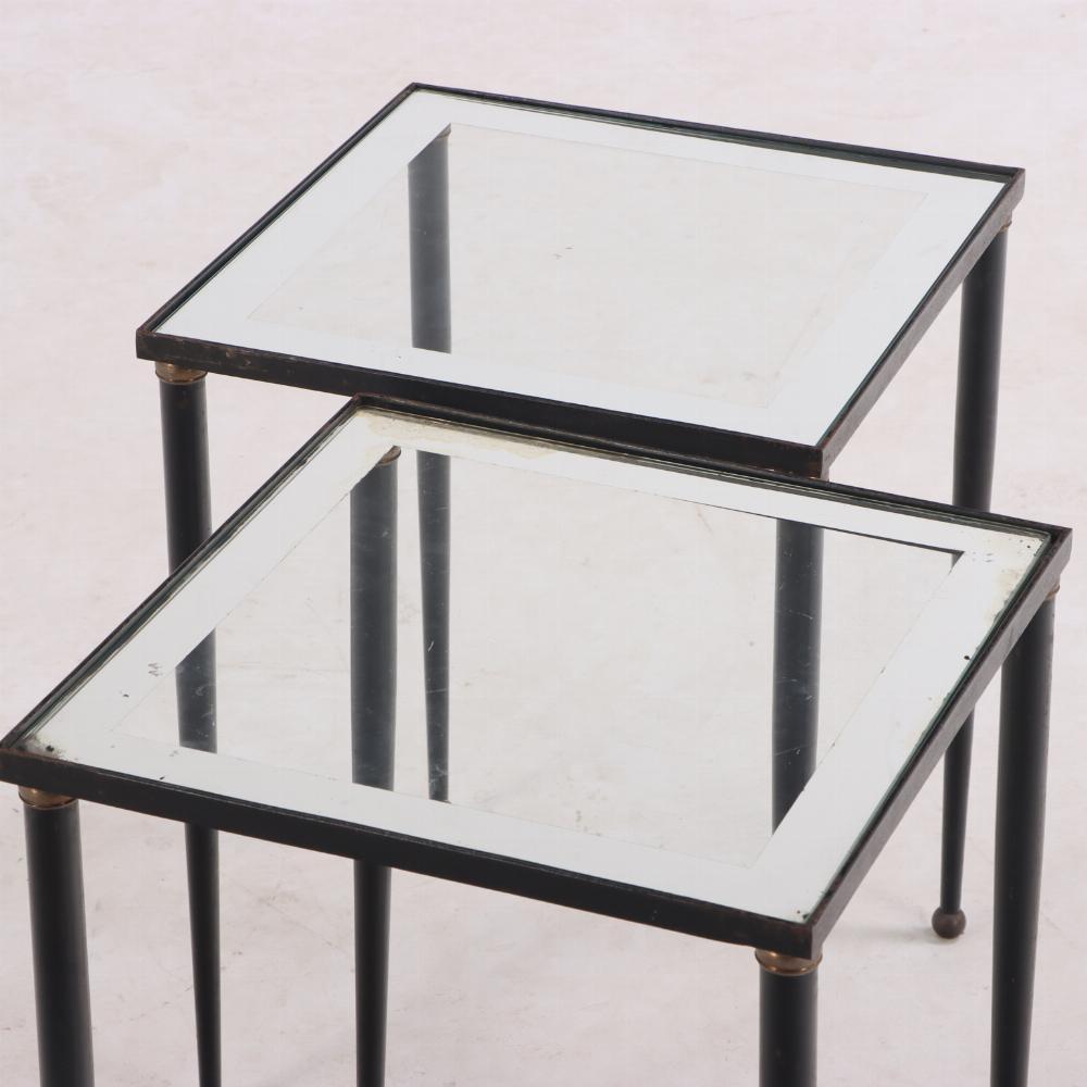 Un par de mesas auxiliares francesas de hierro pintado y cristal. mediados del siglo XX en venta