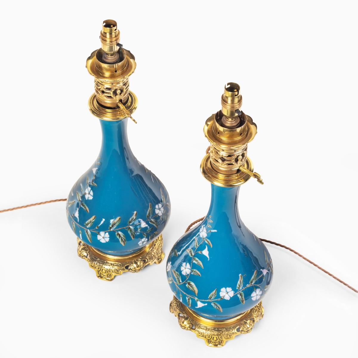 Paar französische Öllampen aus Keramik mit Pate-Sur-Pte-Muster im Zustand „Gut“ im Angebot in Lymington, Hampshire
