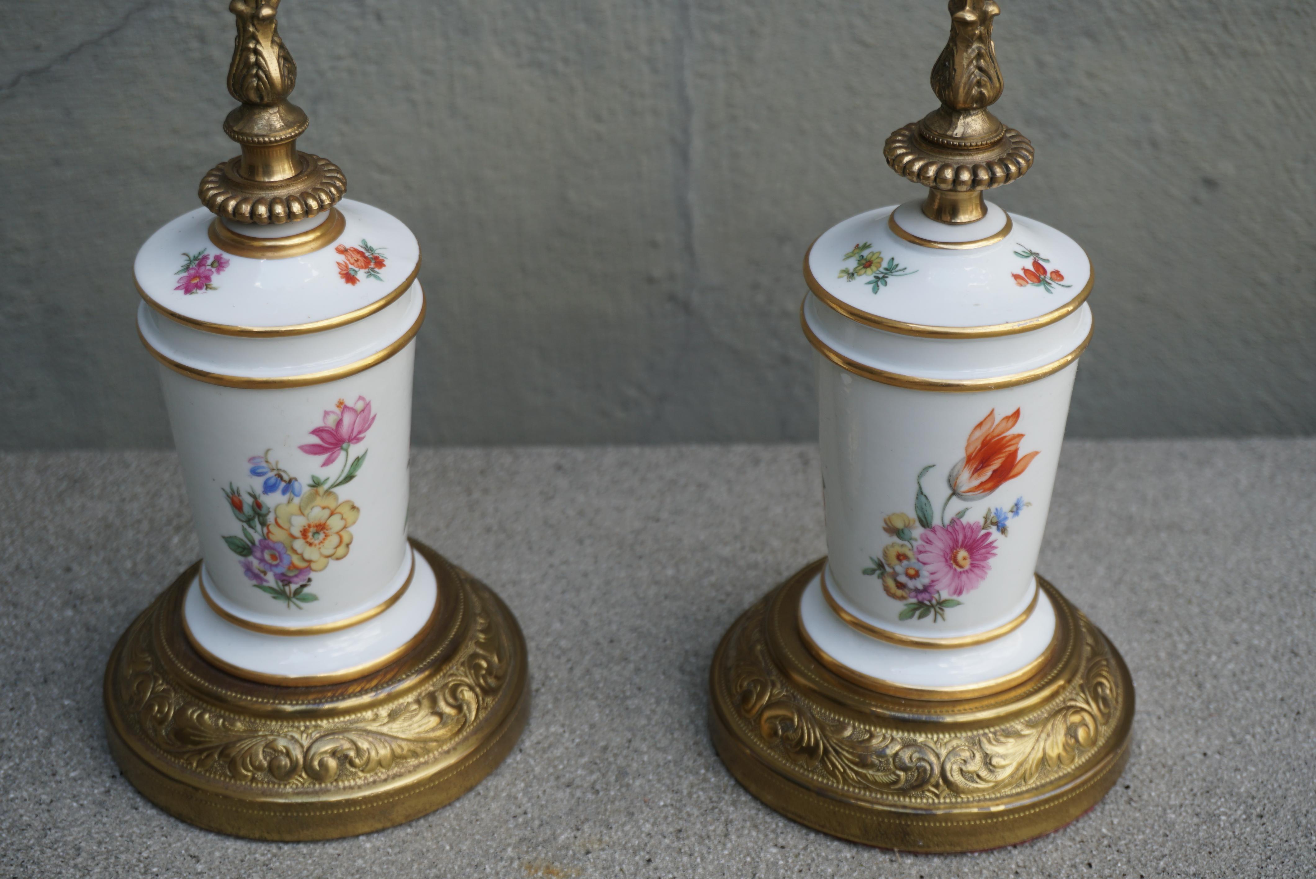 A Pair of French Porcelain and brass Floral Lamps In Good Condition For Sale In Antwerp, BE