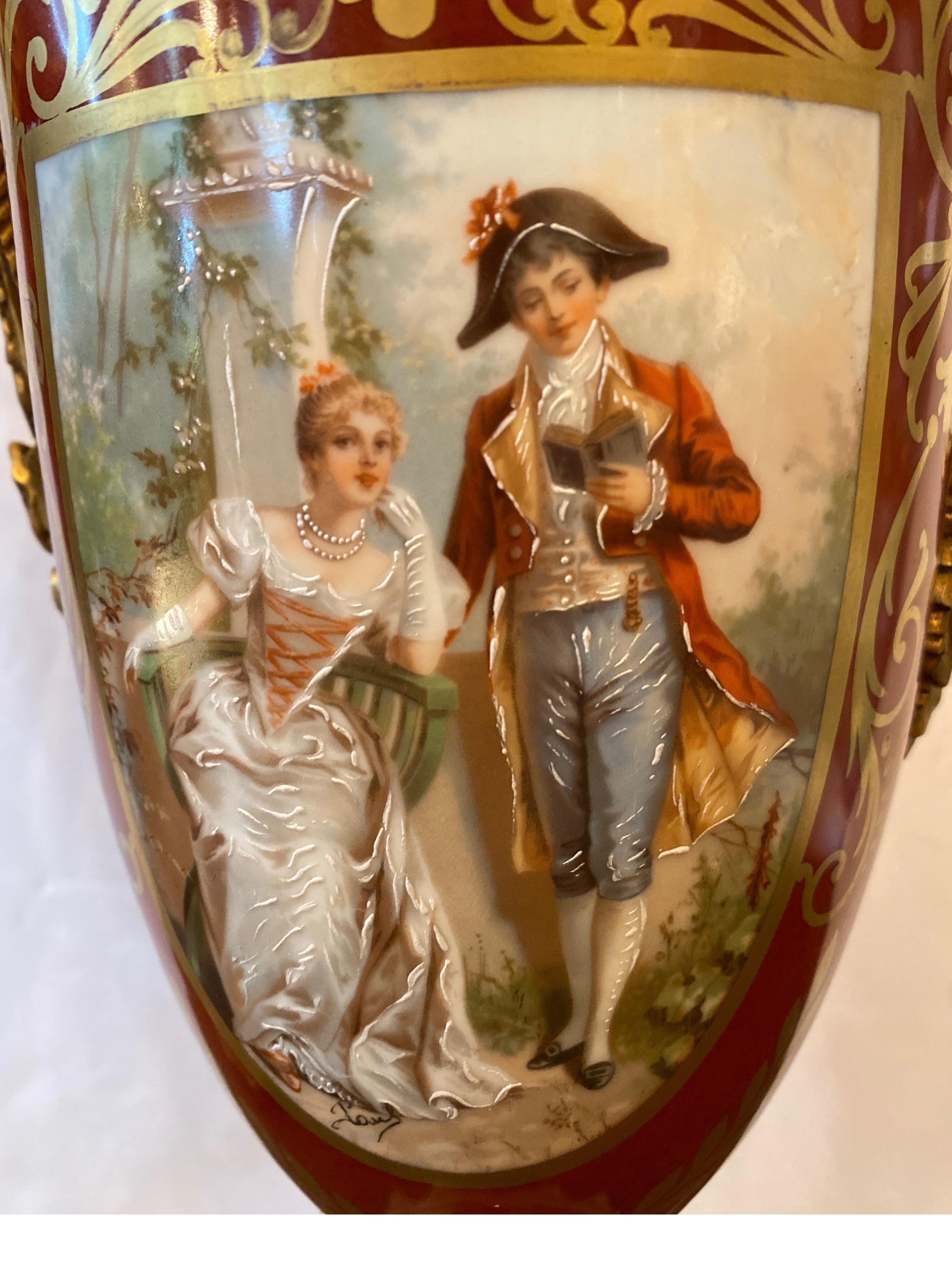 Coppia di lampade a urna in porcellana francese con montatura in bronzo dorato in vendita 5