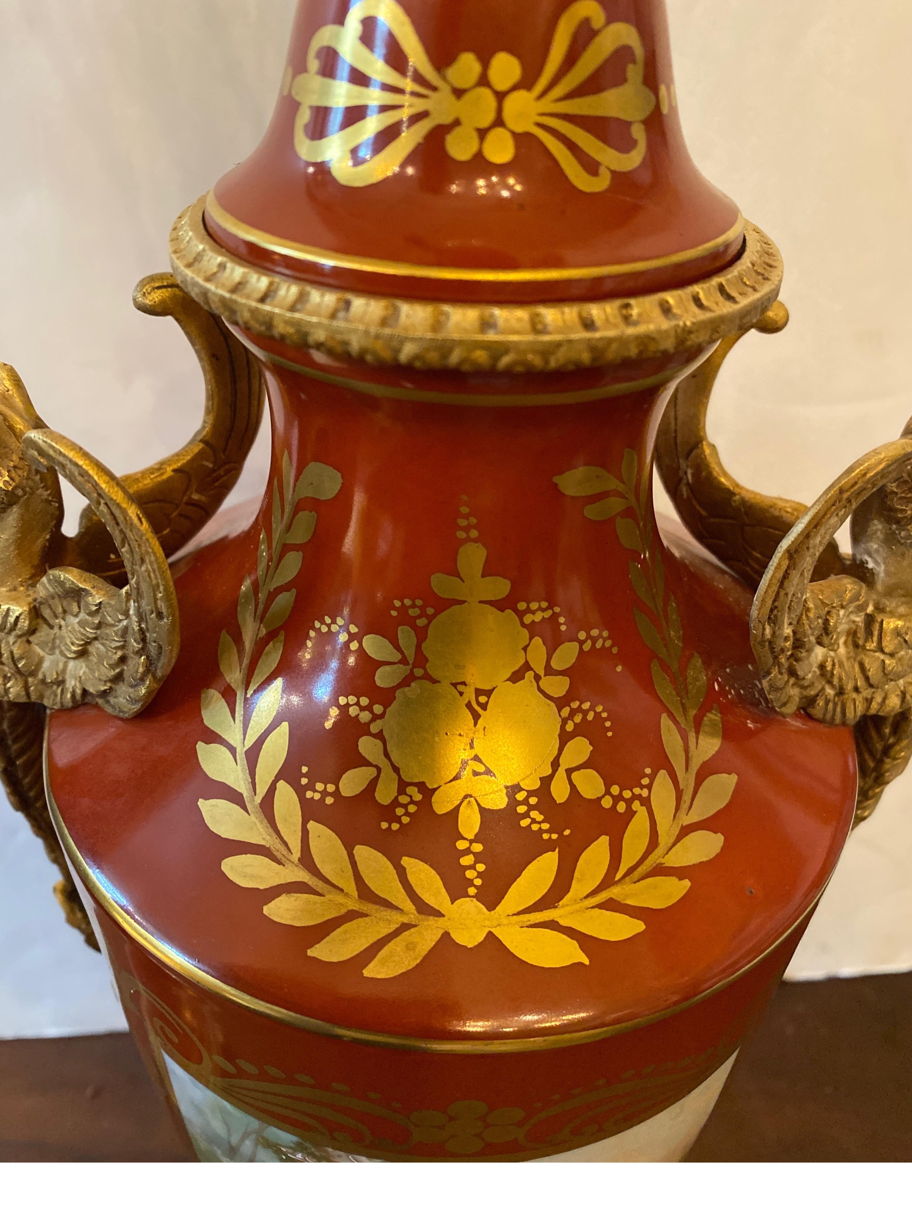 Paire de lampes-urnes en porcelaine française montées sur bronze doré en vente 7