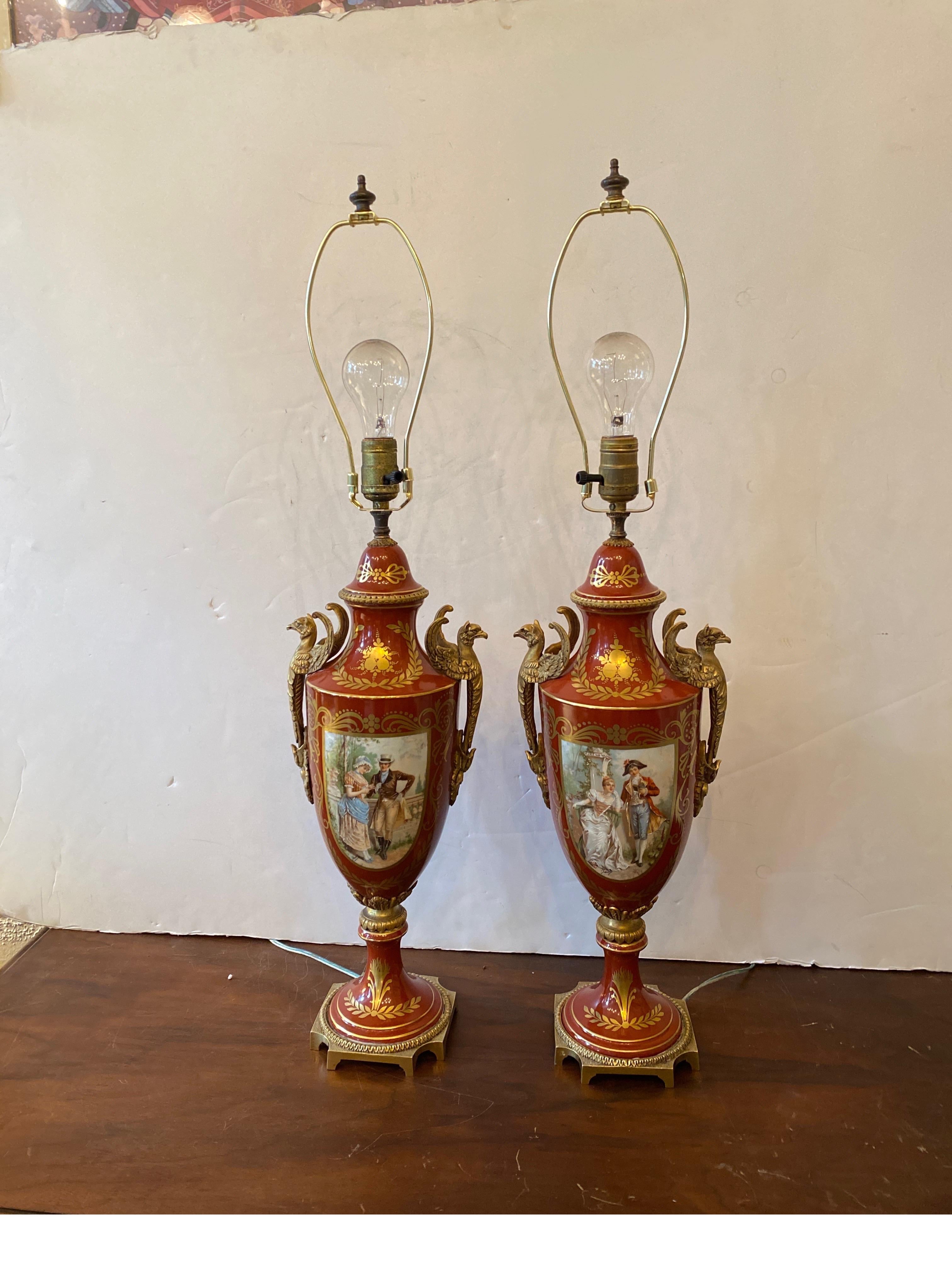 Louis XV Paire de lampes-urnes en porcelaine française montées sur bronze doré en vente