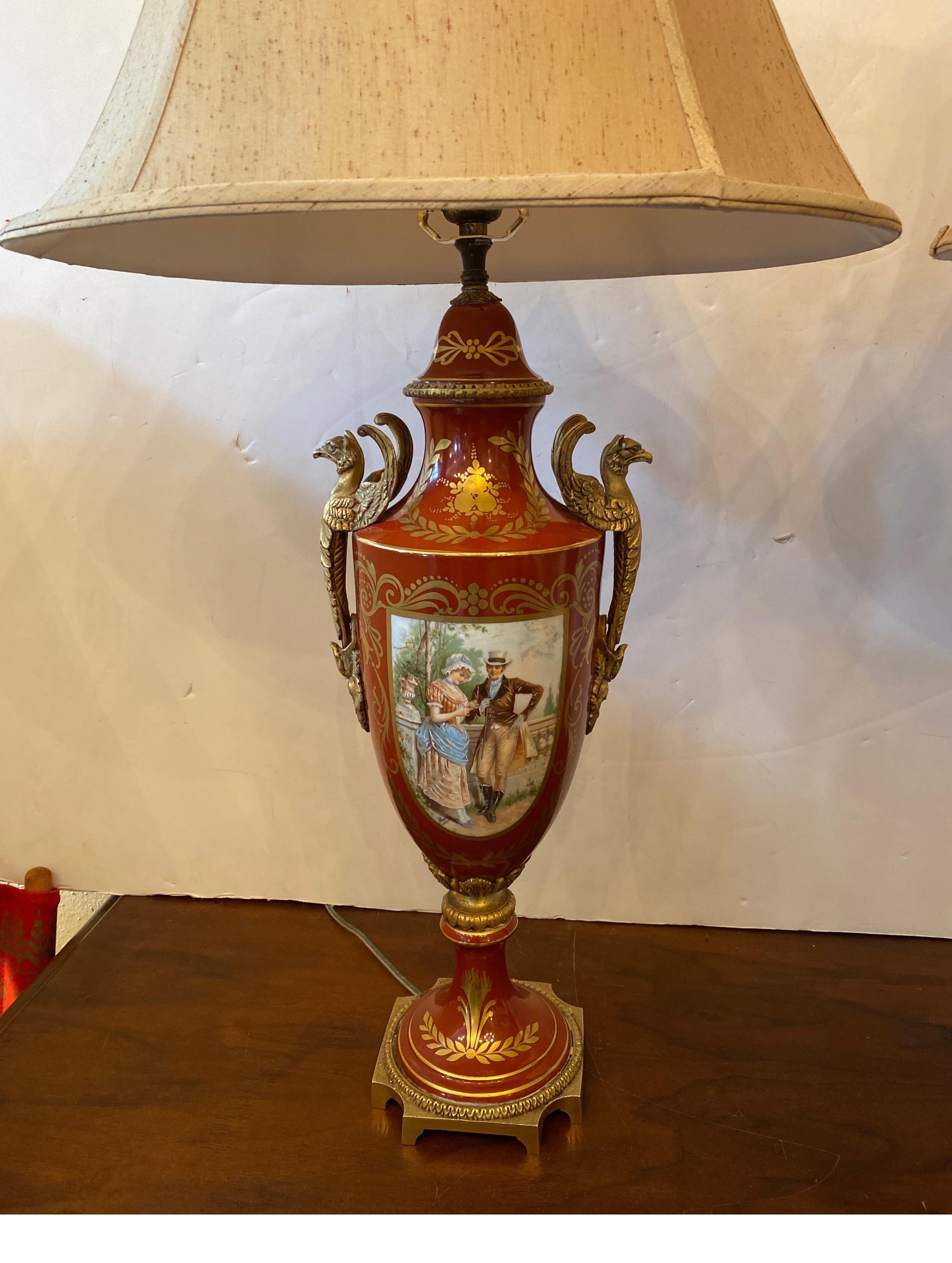 Paire de lampes-urnes en porcelaine française montées sur bronze doré Bon état - En vente à Lambertville, NJ