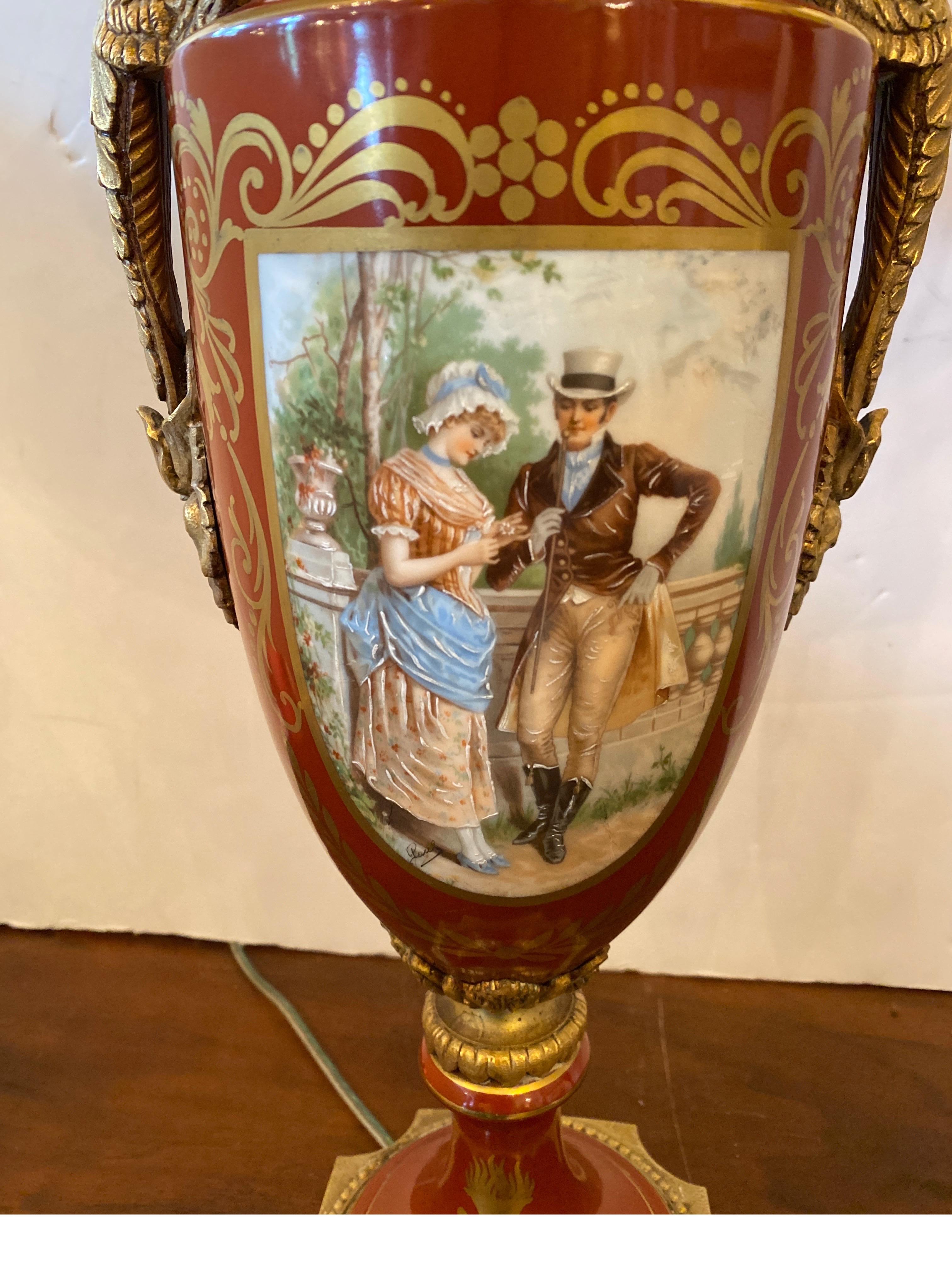 20ième siècle Paire de lampes-urnes en porcelaine française montées sur bronze doré en vente