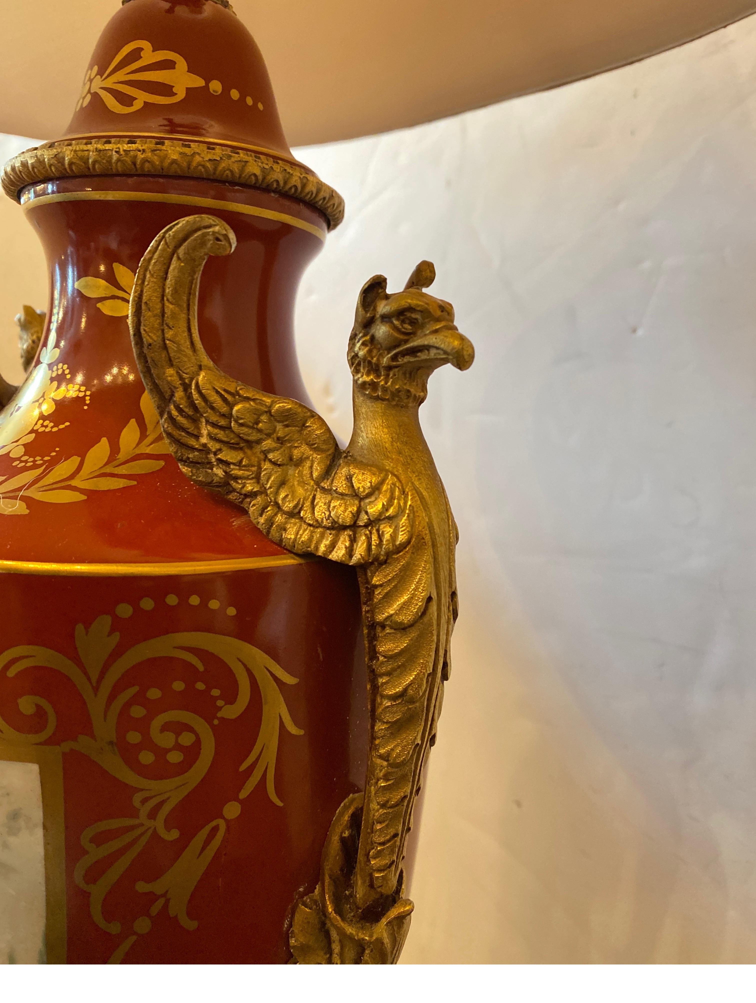 Bronze Paire de lampes-urnes en porcelaine française montées sur bronze doré en vente